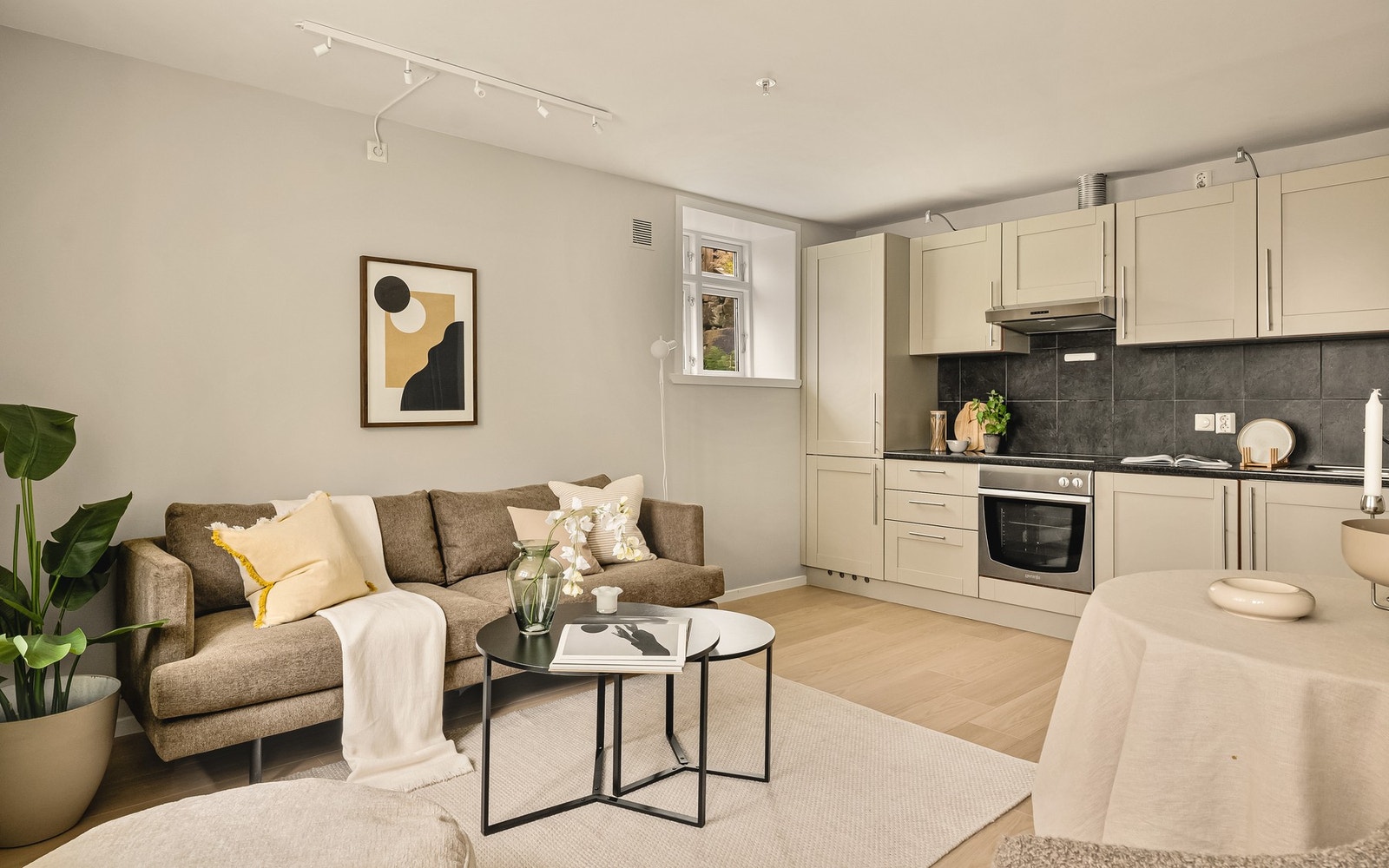 Pent og romslig kjøkken med profilerte fronter og laminat benkeplate. Galleribilde