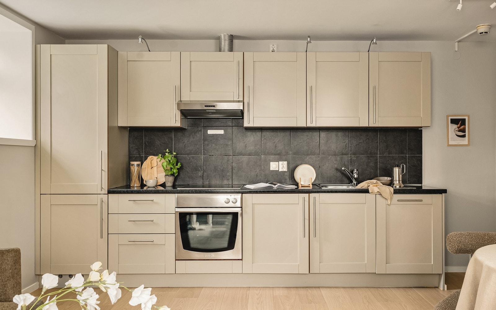 Kjøkkenet er godt utnyttet, med integrert keramisk platetopp, integrert stekeovn, integrert oppvaskmaskin, og integrert kjøleskap og frys. Galleribilde