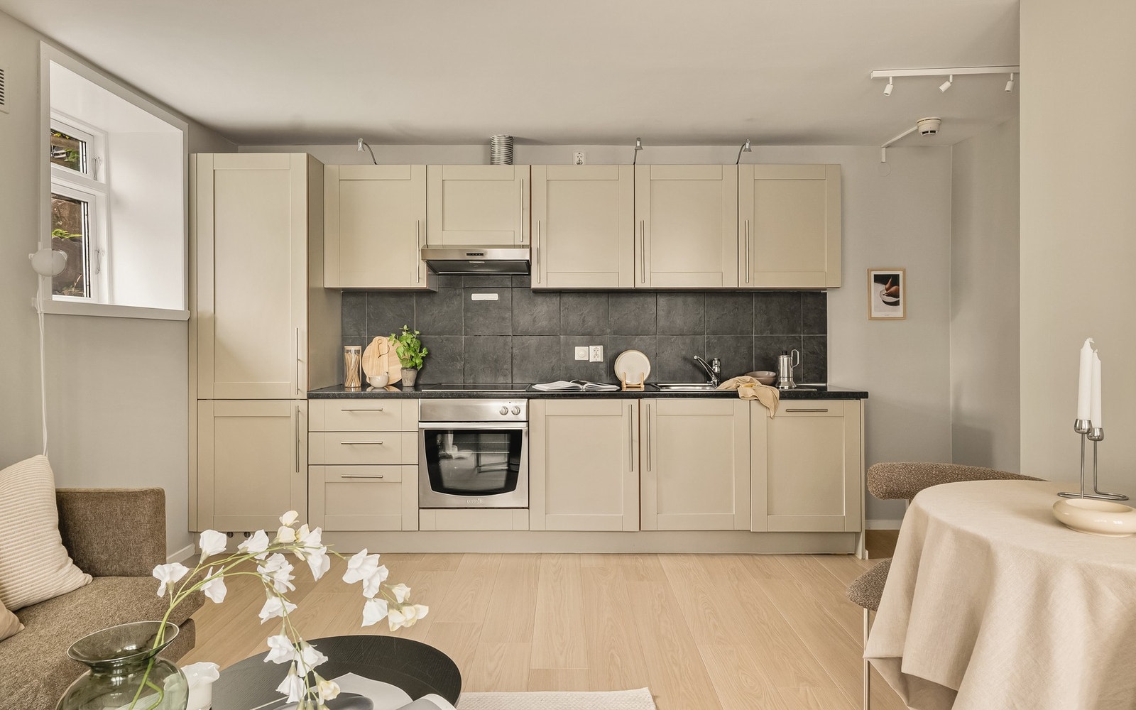 Kjøkkenfrontene ble malt i 2025, og er gjort i en behagelig beigefarge. Galleribilde