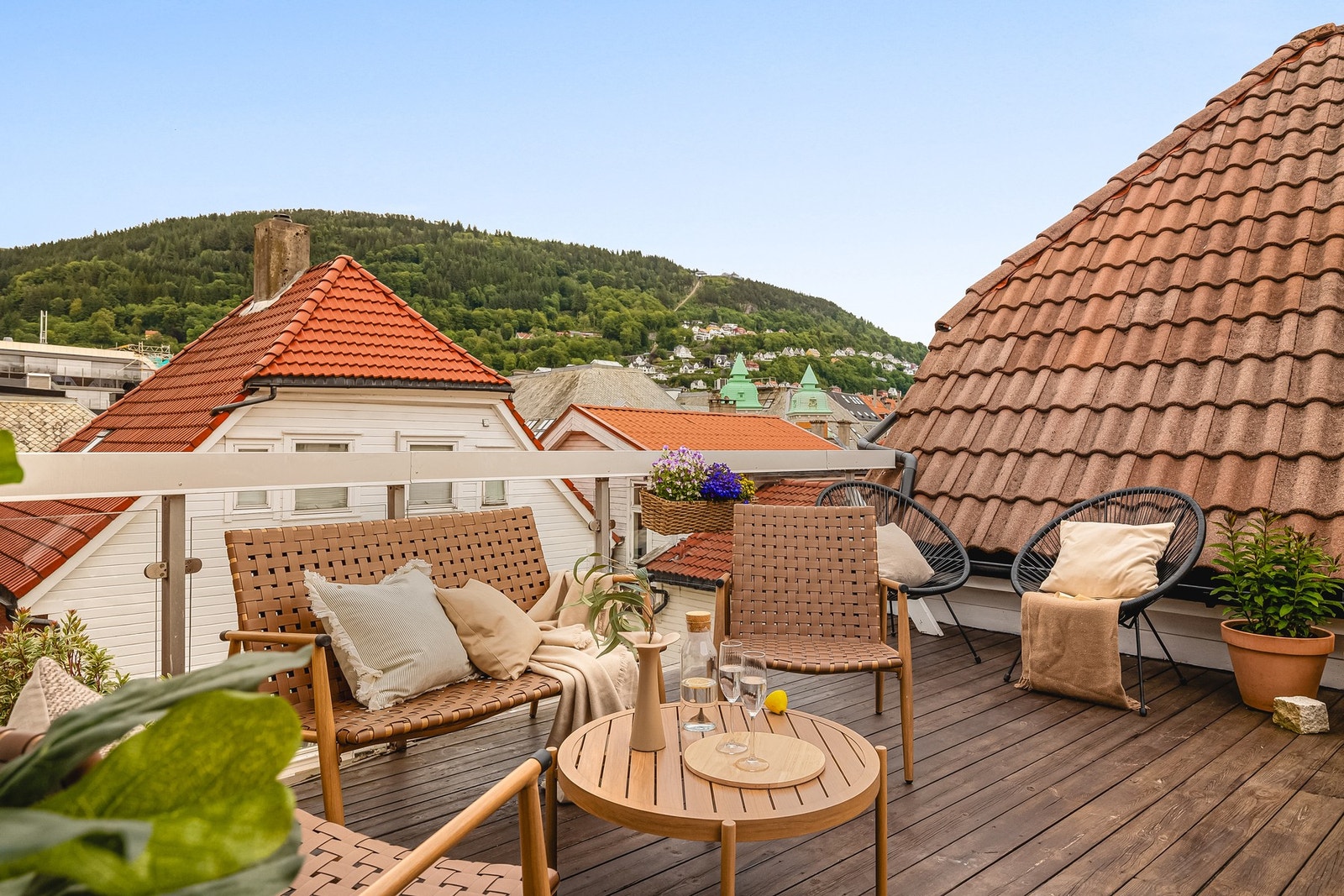 Dette er en innbydende og pen 2-roms leilighet med sentral beliggenhet på Nordnes. Galleribilde