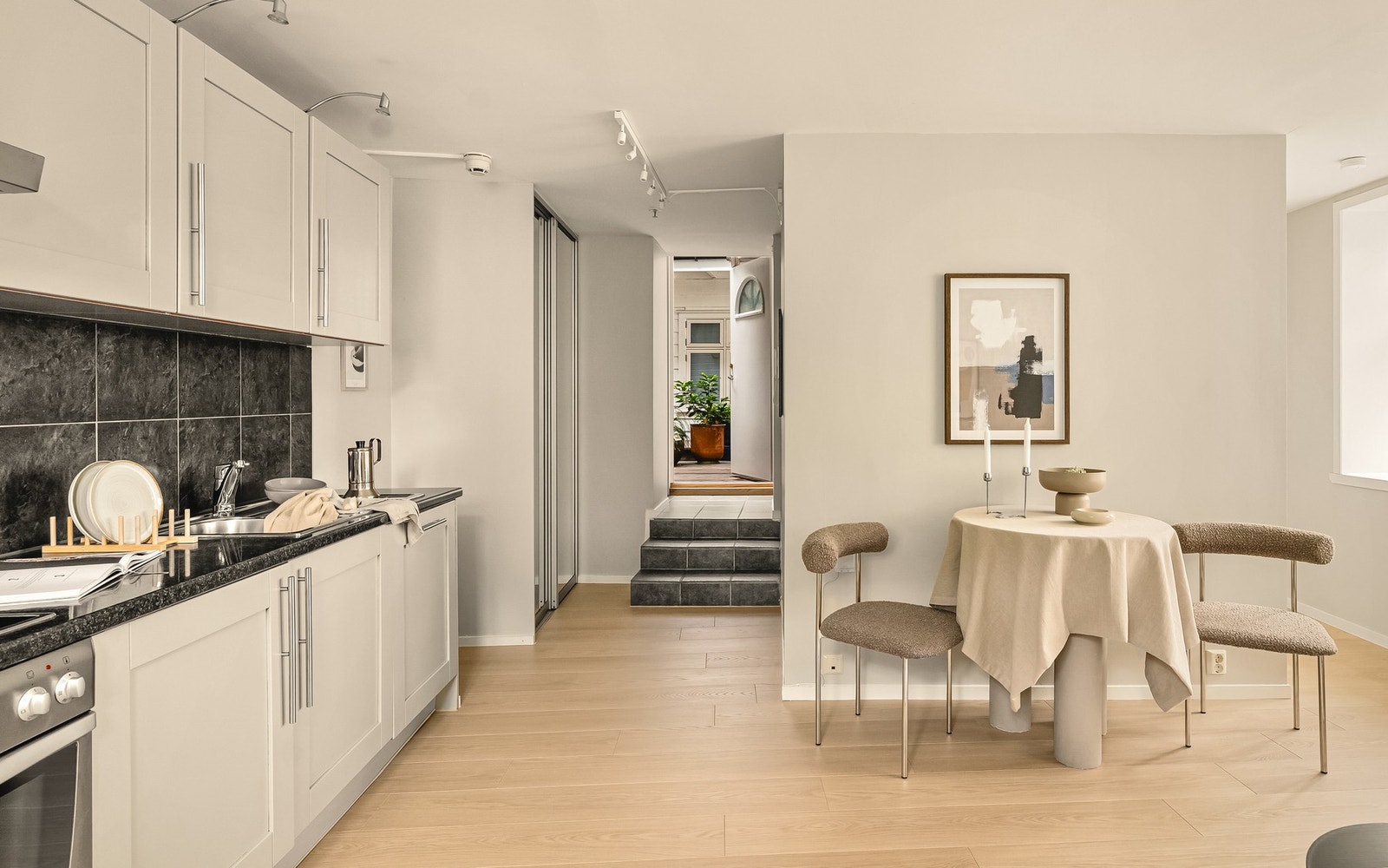 Stuen har en praktisk utforming, som gjør det enkelt å innrede i soner med sofaseksjon og spisebord. Galleribilde