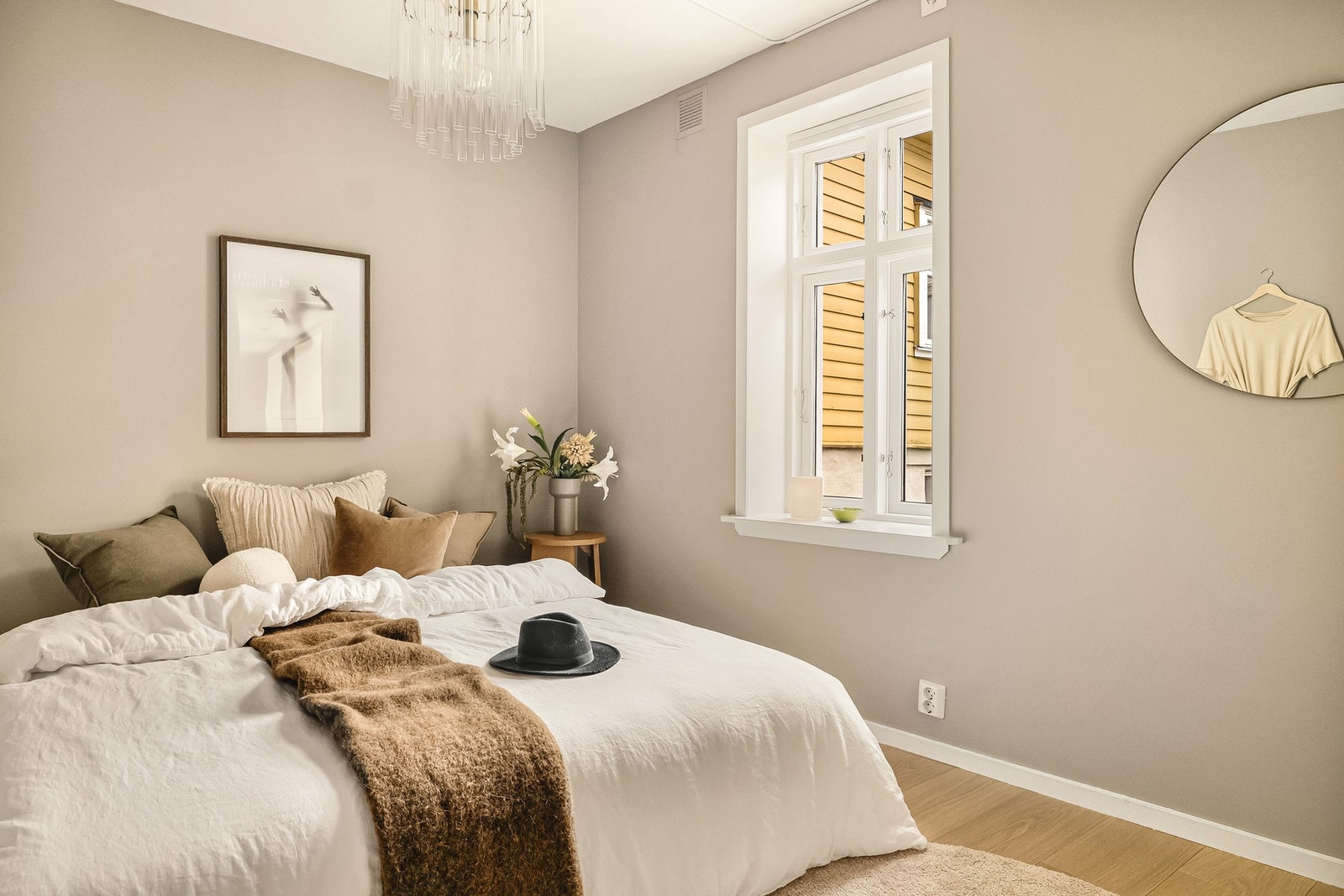 Boligens soverom er av god størrelse, med et areal på 9,1 m². Her er også montert lysekrone. Galleribilde