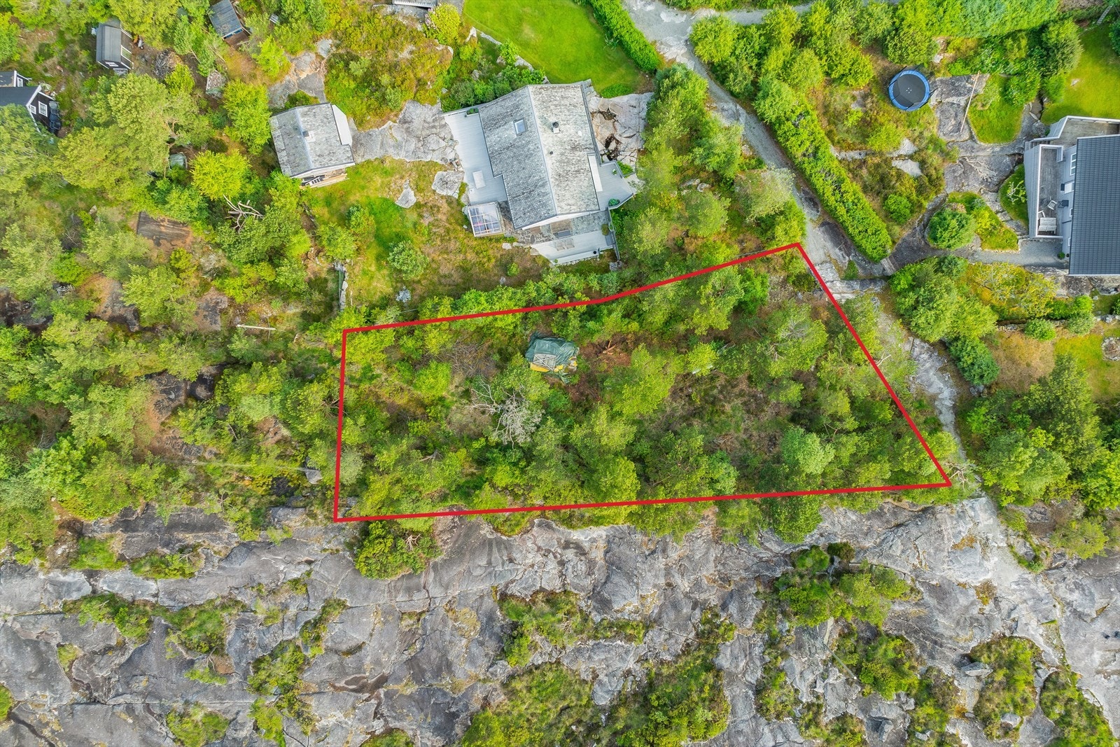 949 m² eiet tomt avsatt til fritidsbebyggelse. Tomtens omriss er illustrert med frihånd, og det tas forbehold om mindre avvik fra faktisk grense. Galleribilde