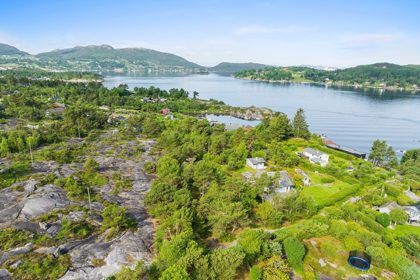 Thomas Walde v/ Eiendomsmegler Norge har gleden av å presentere en idyllisk hyttetomt på Sjølvik! Galleribilde