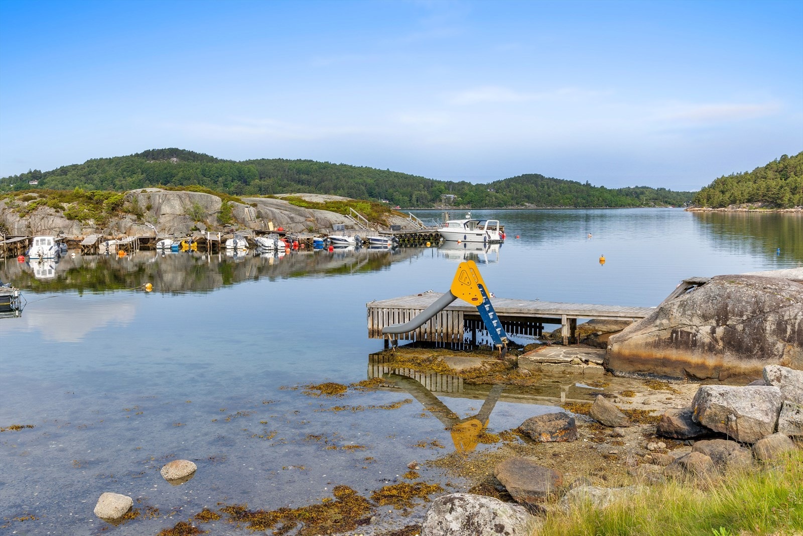 Et svært familievennlig område med sandstrand, sklie og stupebrett - perfekt for lek, bading og fine minner med barna. Galleribilde