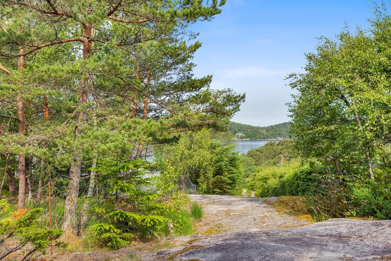 En koselig liten sti leder deg rett til sjøen - bare 150 meter unna. Galleribilde