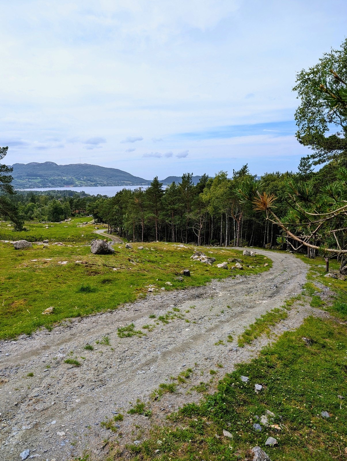 Fra parkeringsplassen følger man en traktorvei gjennom idyllisk terreng frem til tomten. Galleribilde
