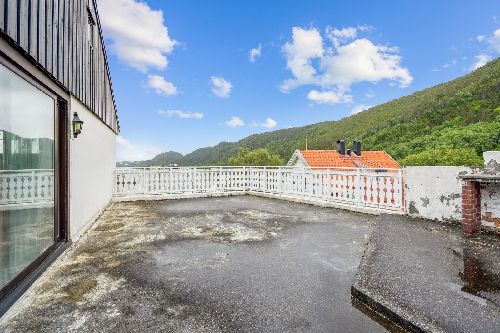 Stor og sydvendt terrasse . Galleribilde