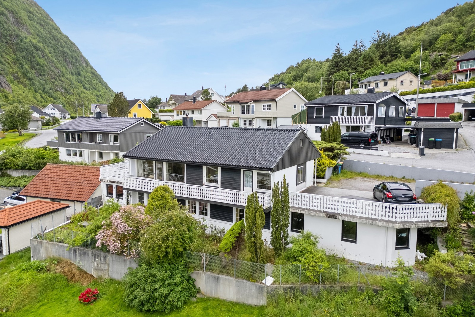 Årholen 1 har gode parkeringsforhold, noe hage med beplantning og beliggenhet på utsiktstomt. Galleribilde