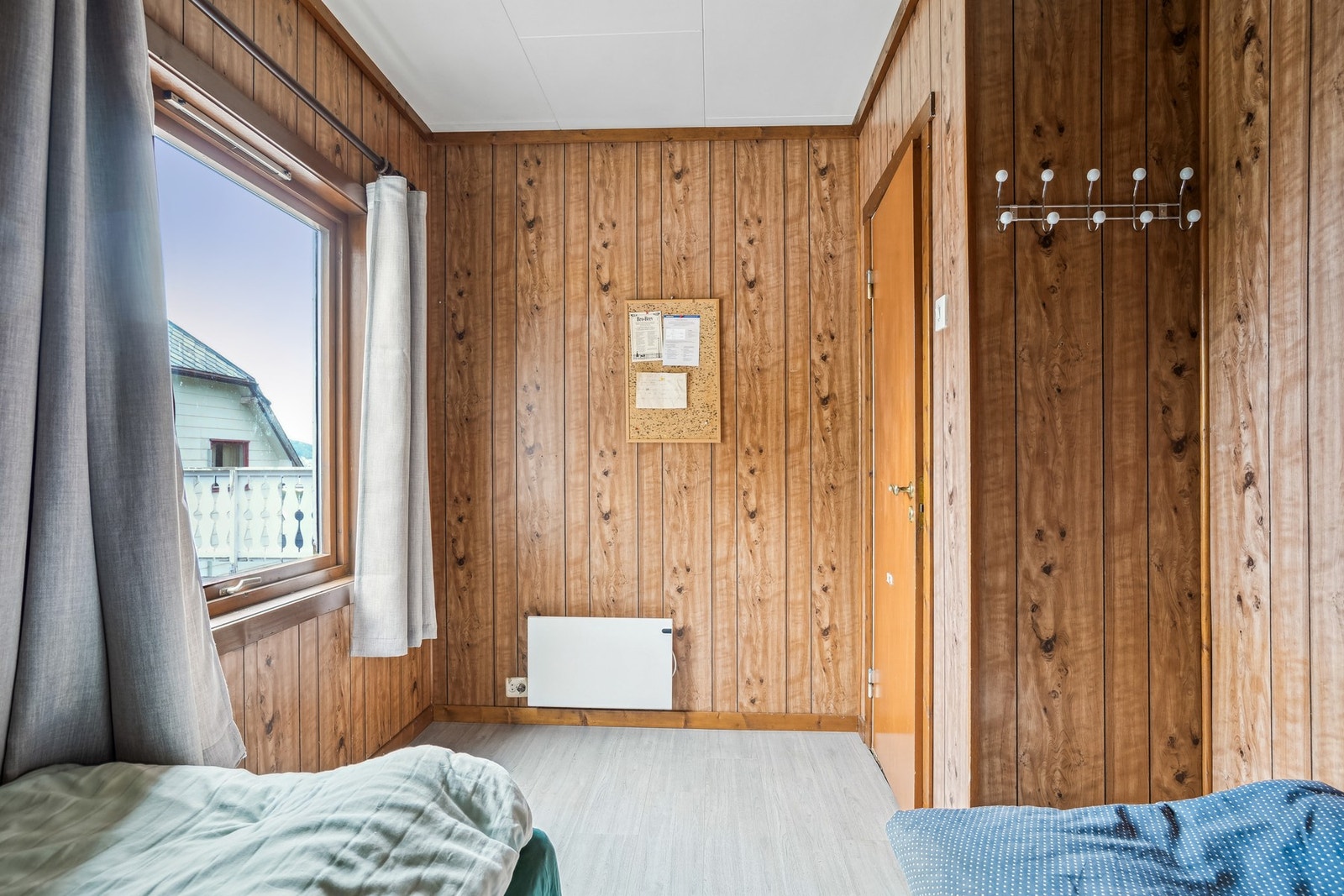Soverom i hovedetasje med vindu mot nord. Galleribilde