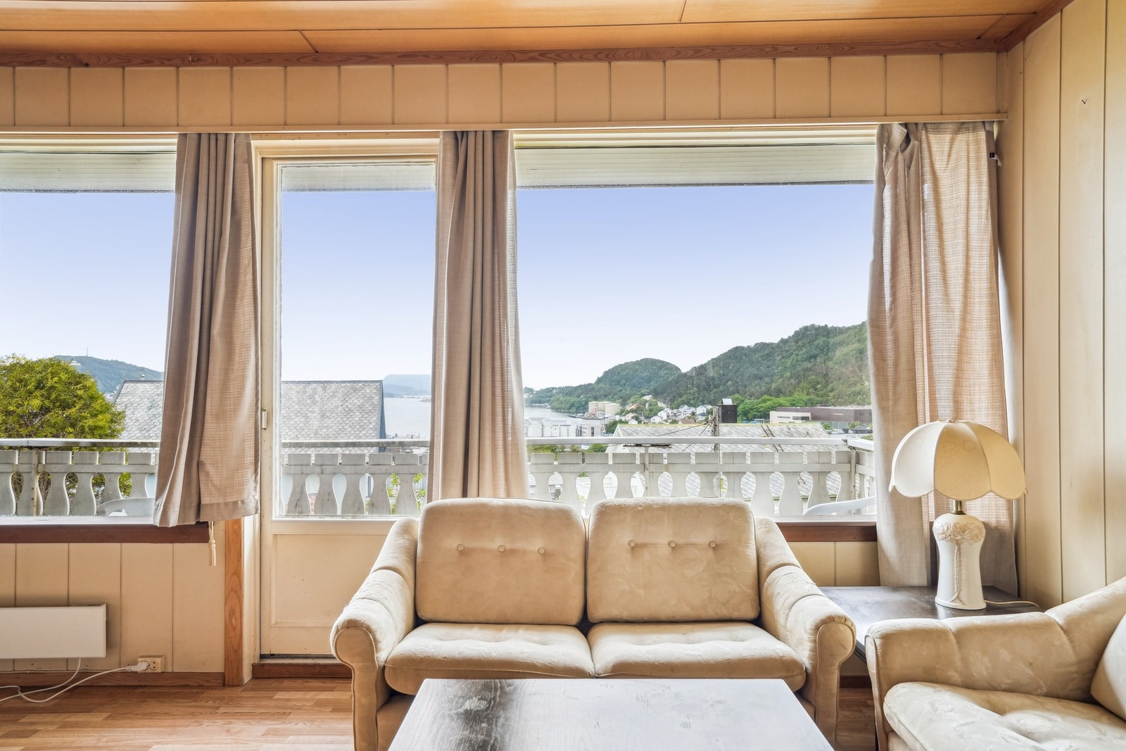 Utsikten er fantastisk både mot fjord, fjell og ikke minst mot Ålesund sentrum. Galleribilde