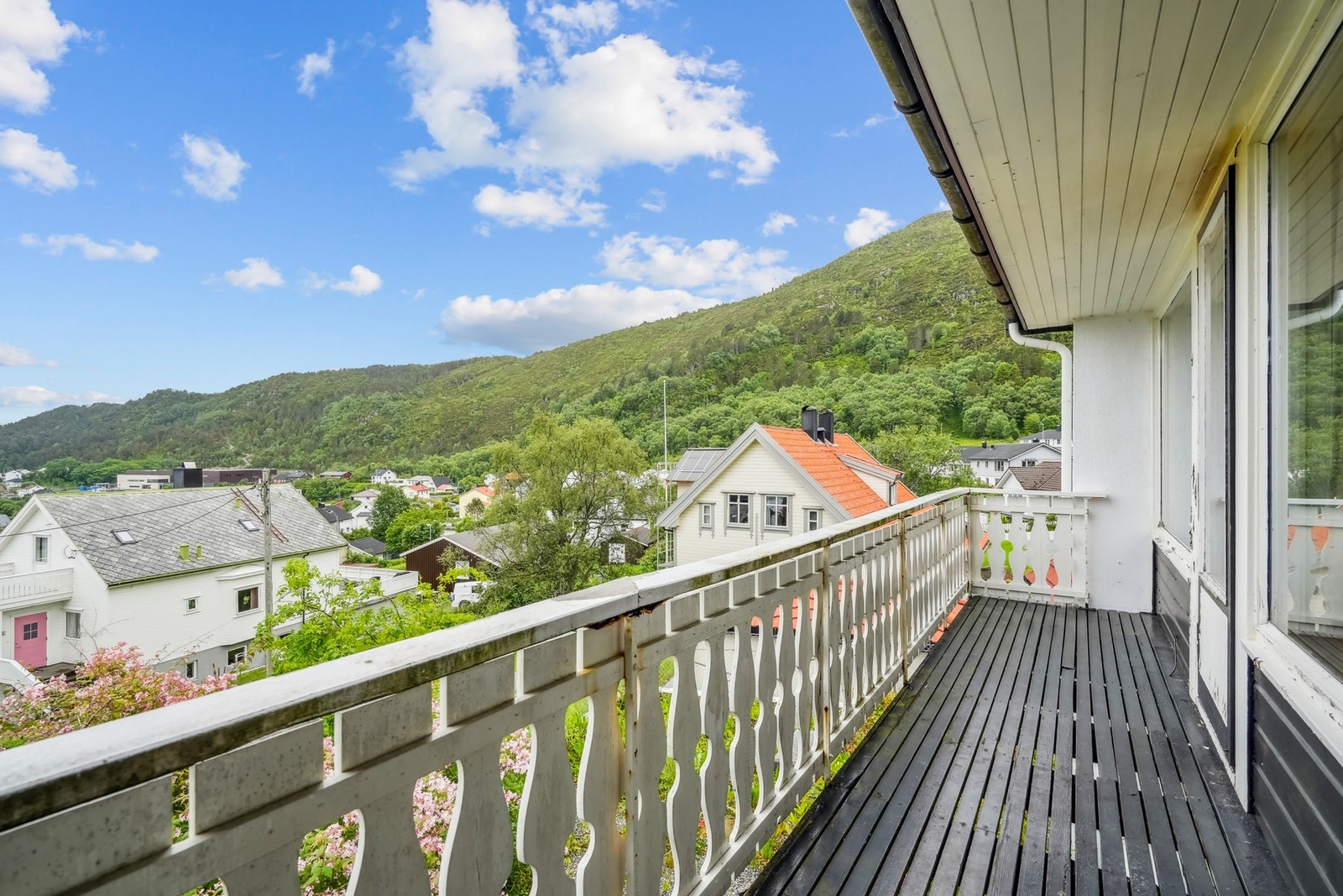 Østvendt og langsgående veranda med flott utsikt. Galleribilde