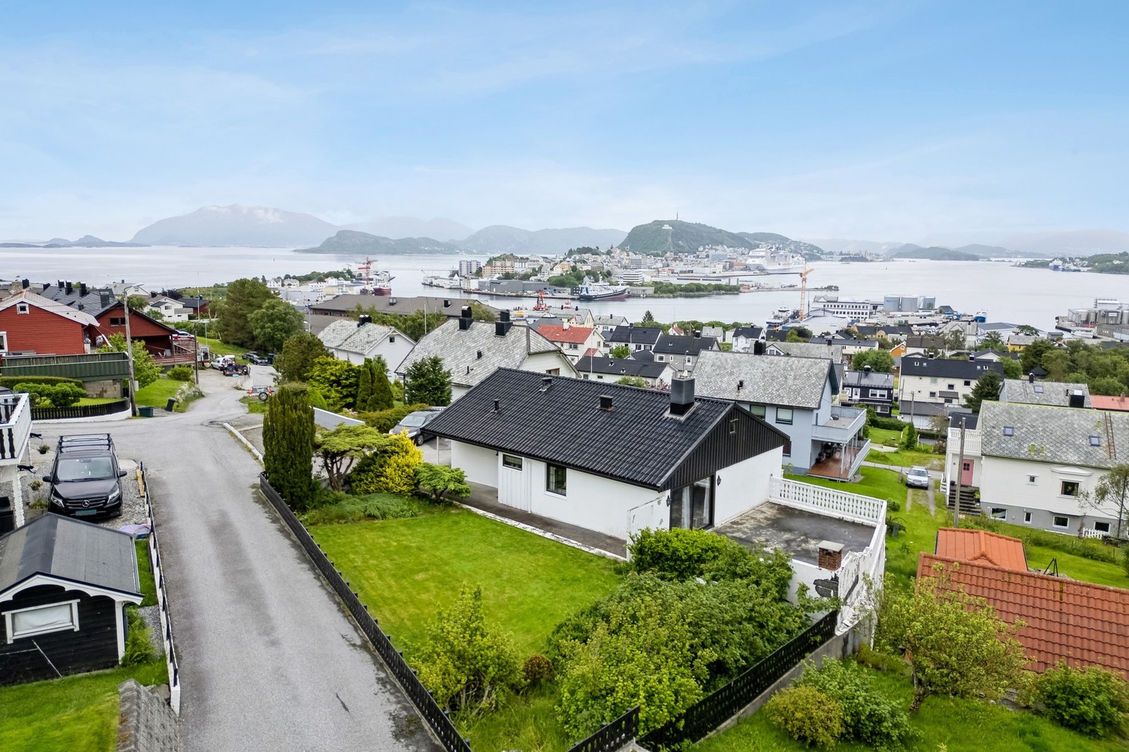 Tomten er på 856 kvm og har noe plen, gode parkeringsforhold og panoramautsikt. Galleribilde