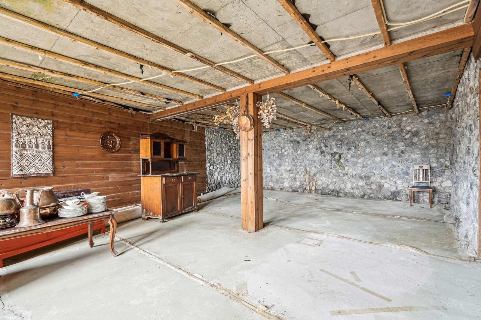Flott og steinsatt vegg i kjellerstua. Galleribilde