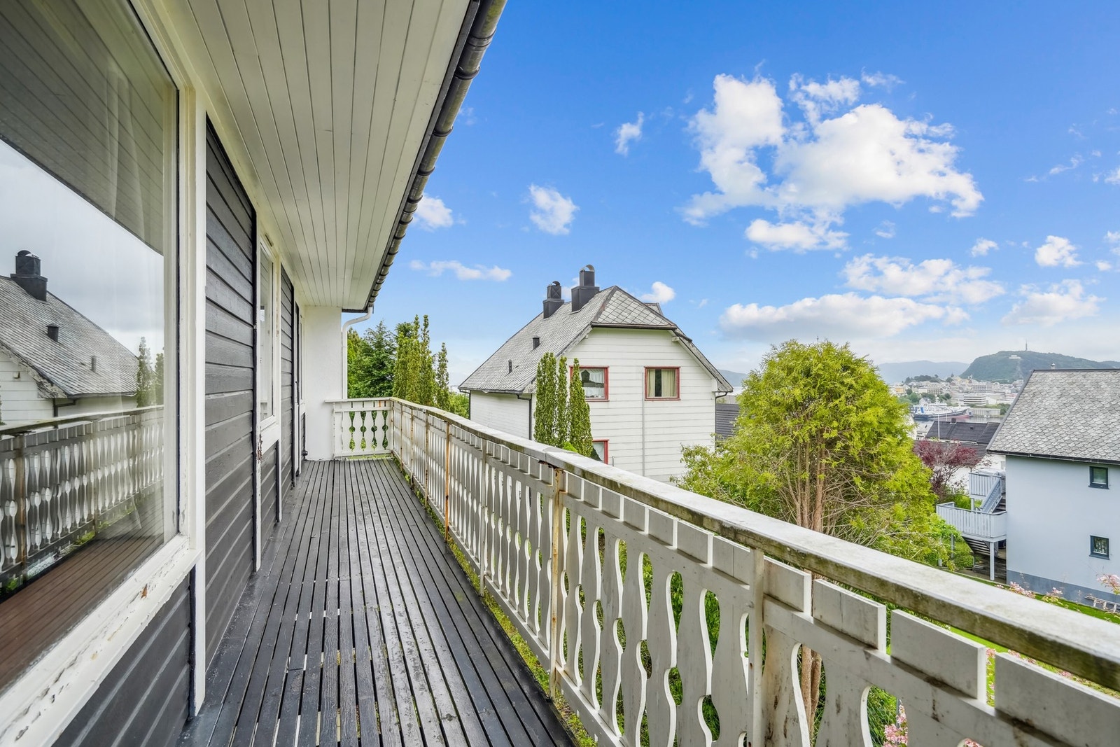 Delvis overbygd veranda mot øst. Tilkomst fra stue og soverom. Galleribilde
