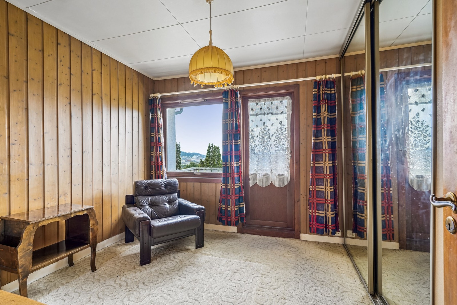 Soverom i hovedetasje, med utgang til veranda. Galleribilde