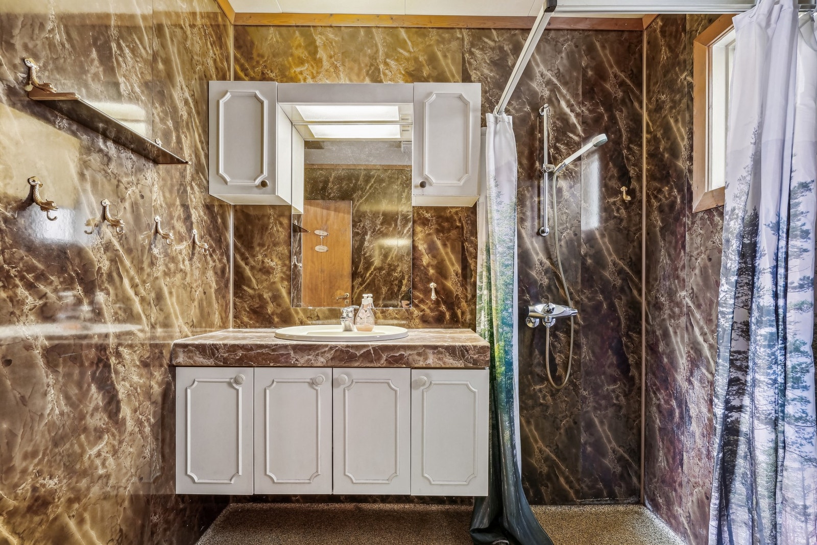 Badet i hovedetasjen som er oppusset på 80/90-tallet har våtromsplater på vegg og varmekabler i gulvet. Galleribilde
