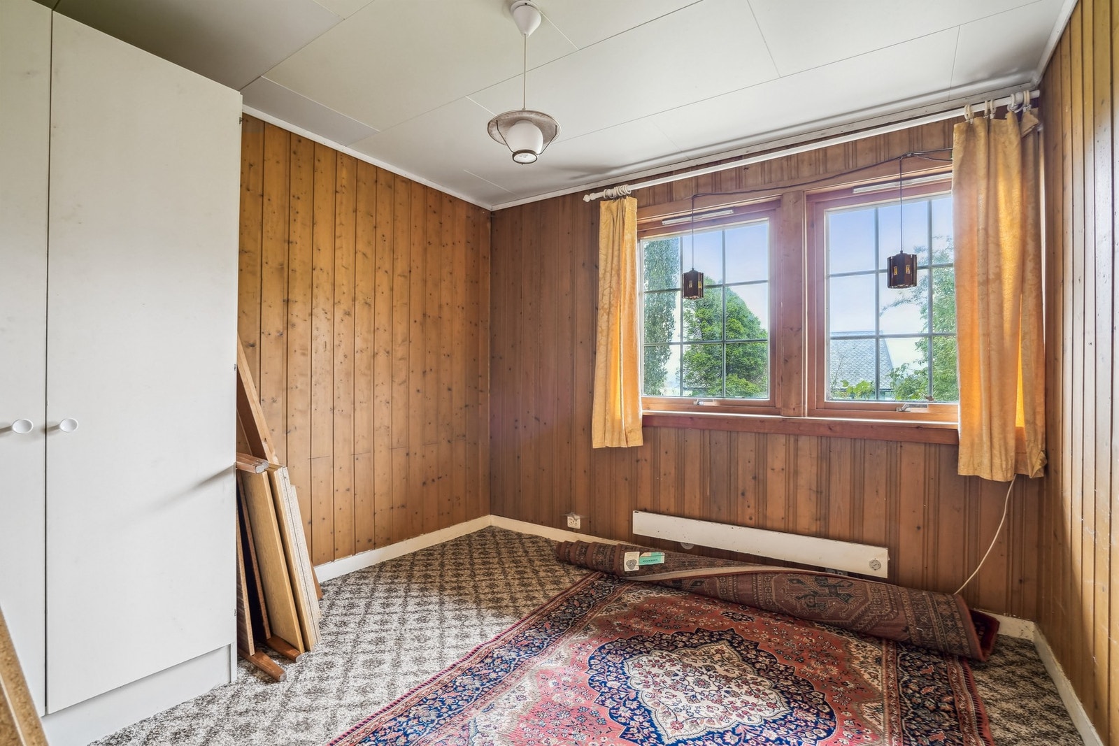 Boligen har totalt 4 soverom, to i hovedetasjen og to i underetasjen. Galleribilde