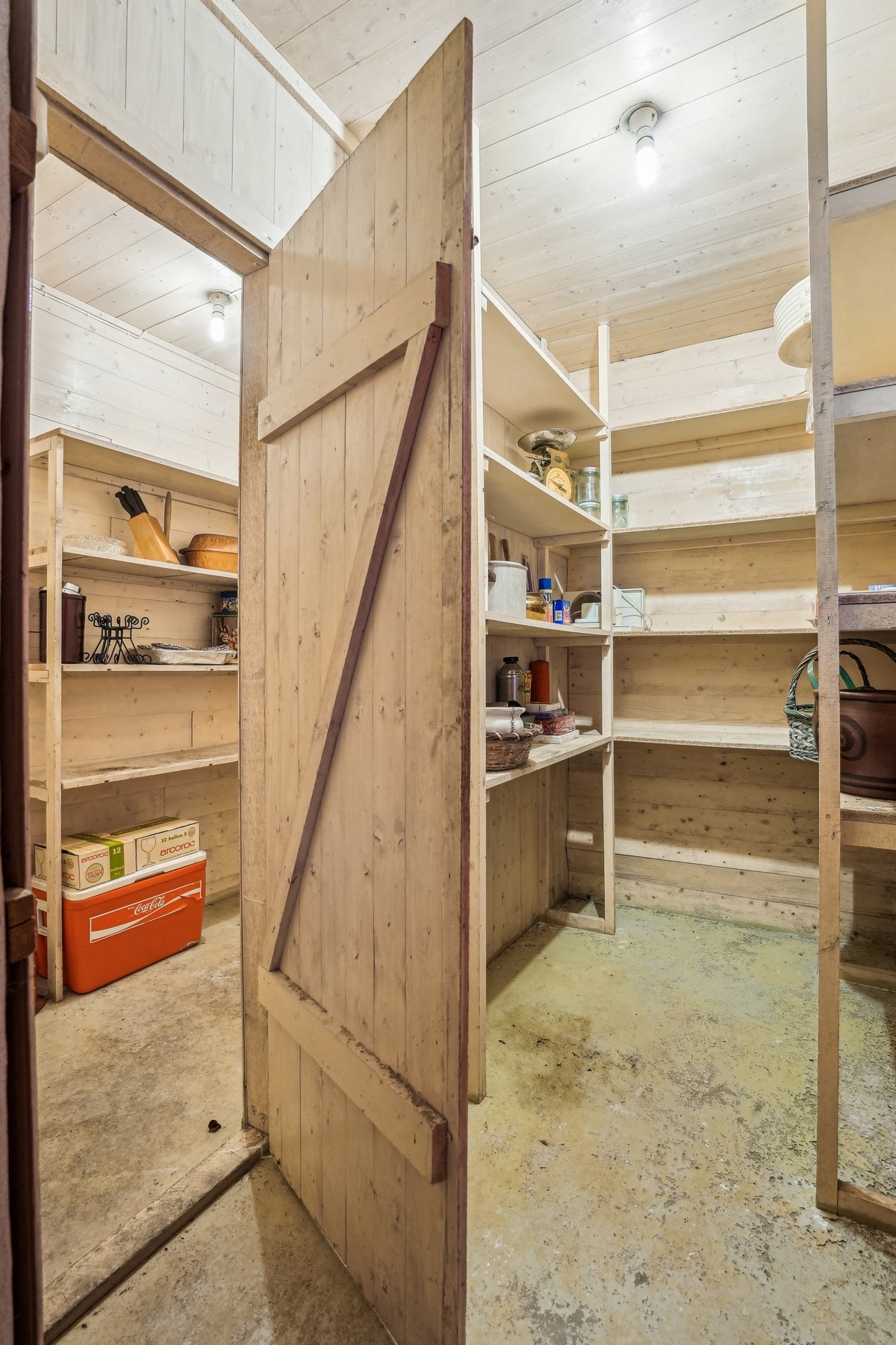 Gode lagringsmuligheter i diverse boder i underetasje. Galleribilde