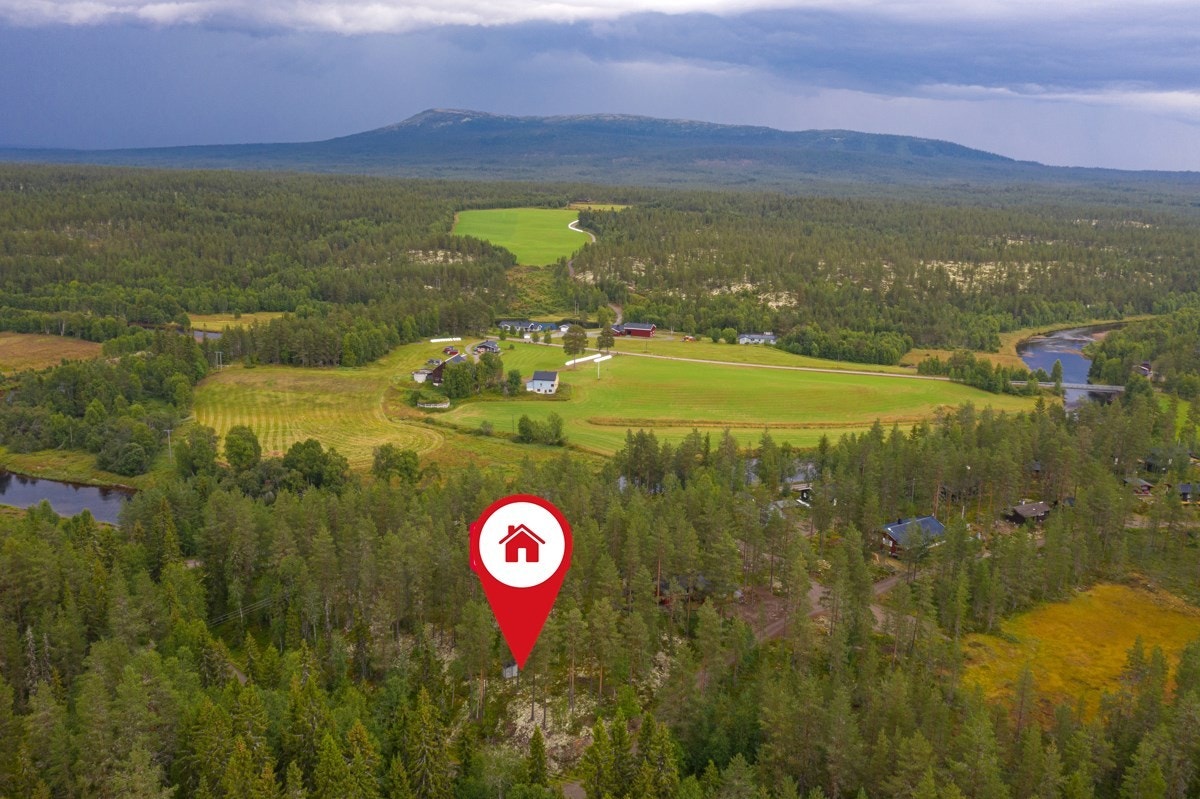 For den som er glad i turer og fjell, er det flere stier og veger som kan benyttes. Toppen man ser midt i bildet er Blikufjellet, som ligger i retning øst. Galleribilde