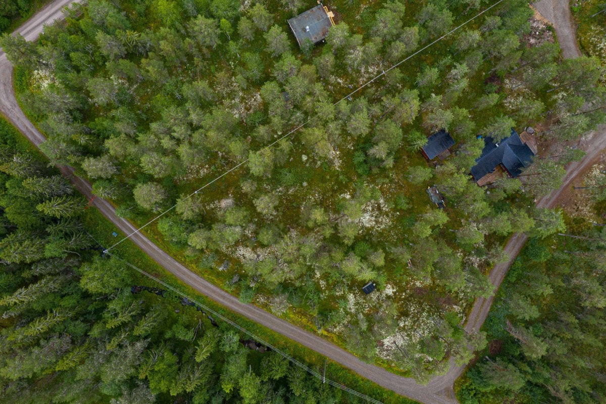 Eiendommen er en hjørnetomt, slik at to sider grenser i retning vei. Galleribilde