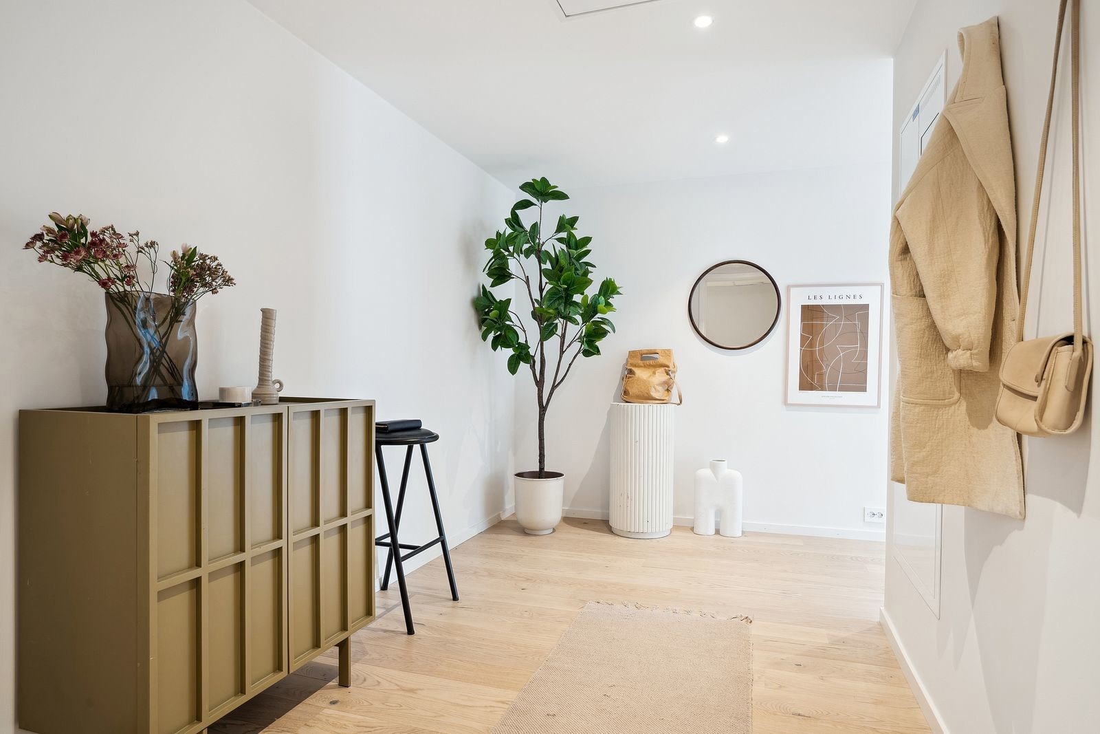 Velkommen inn! - Det første som møter deg er dette fine og romslige inngangspartiet på ca. 9.5m2 Galleribilde