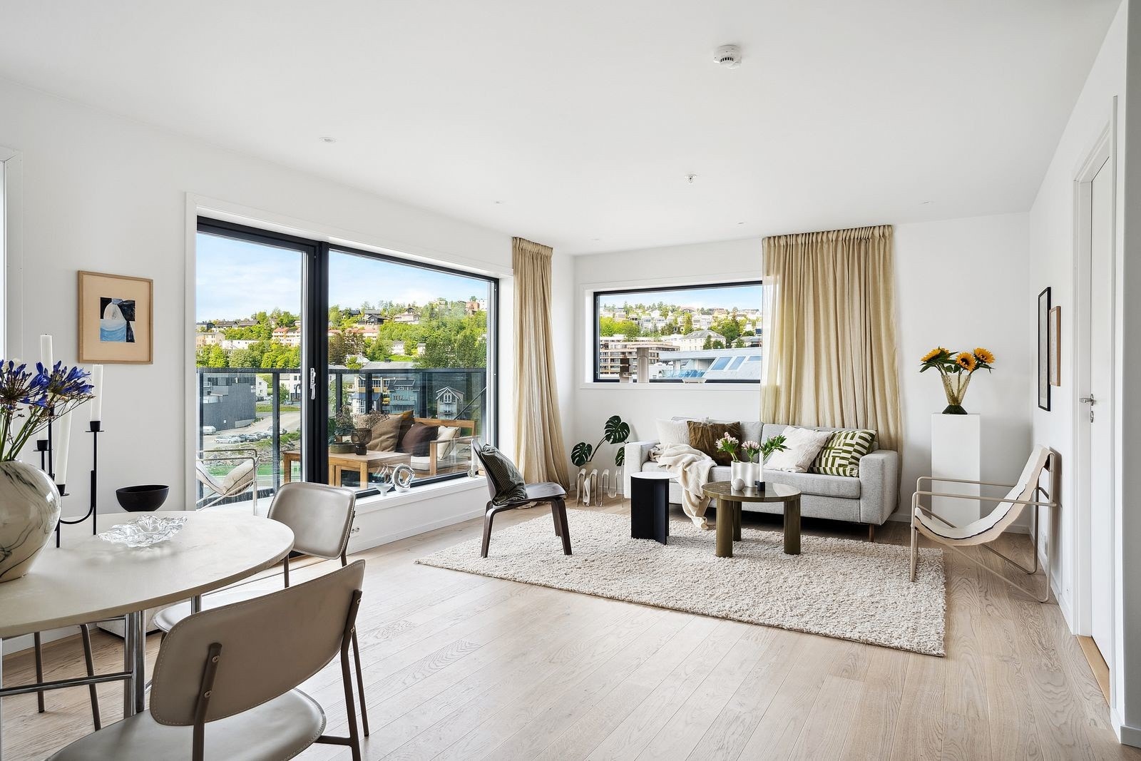 Stua er trukket mot sør-vest som gir flott lysinnslipp og fin utsikt Galleribilde