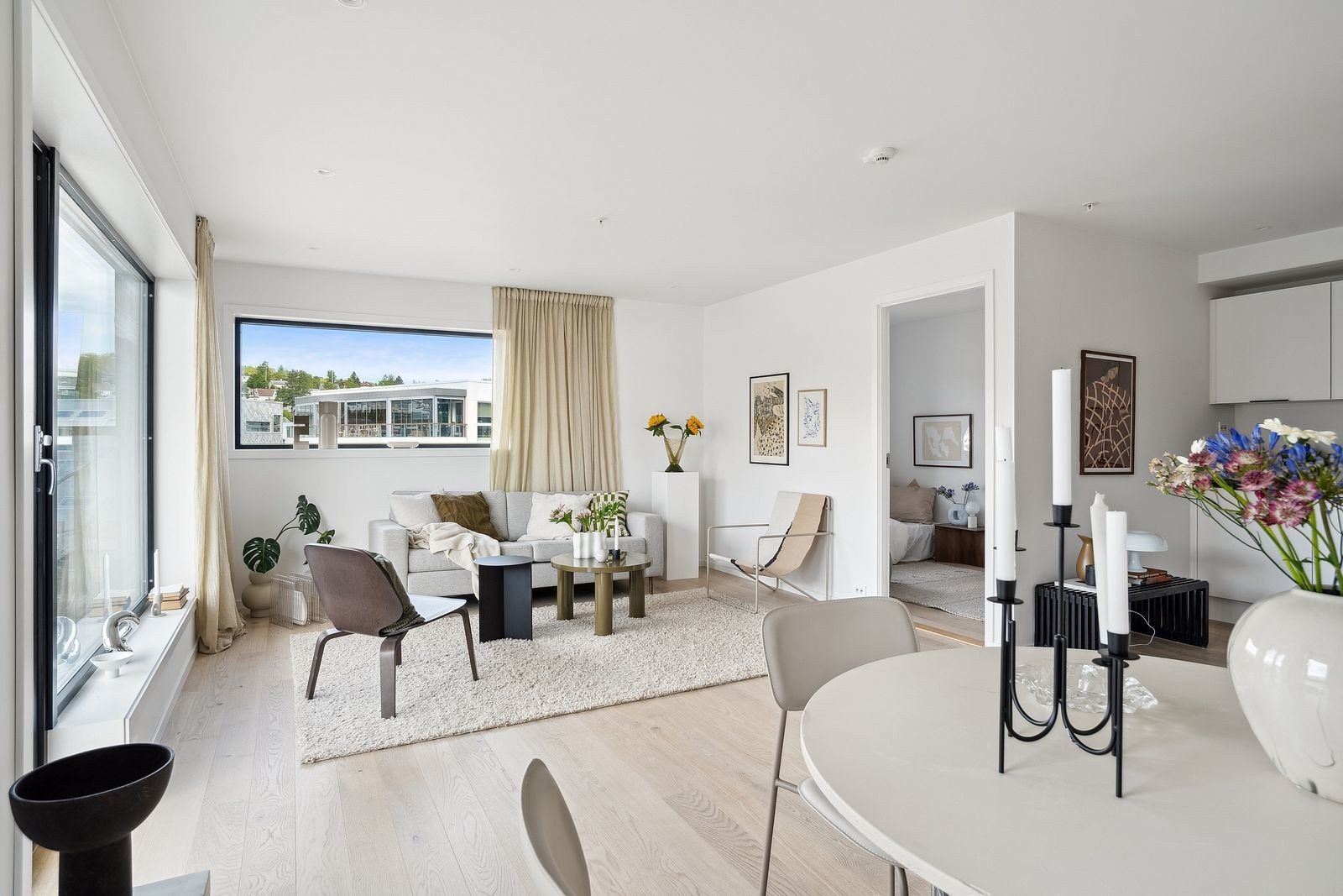 Stua er av såpass størrelse at du finner plass til både daglig- og spisestue Galleribilde