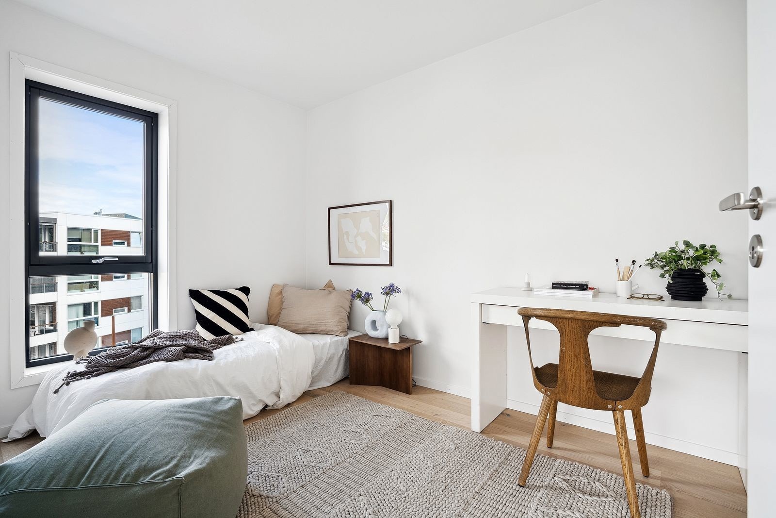 Leiligheten har 2 soverom. Dette soverommet har adkomst fra stua Galleribilde