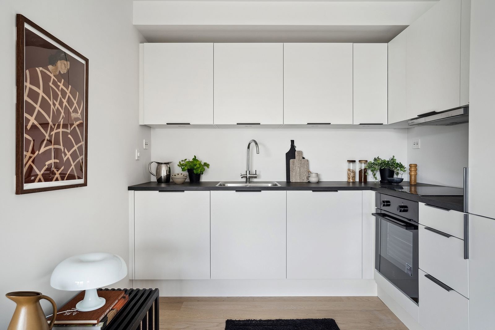 Innredning med god skap- og benkeplass Galleribilde