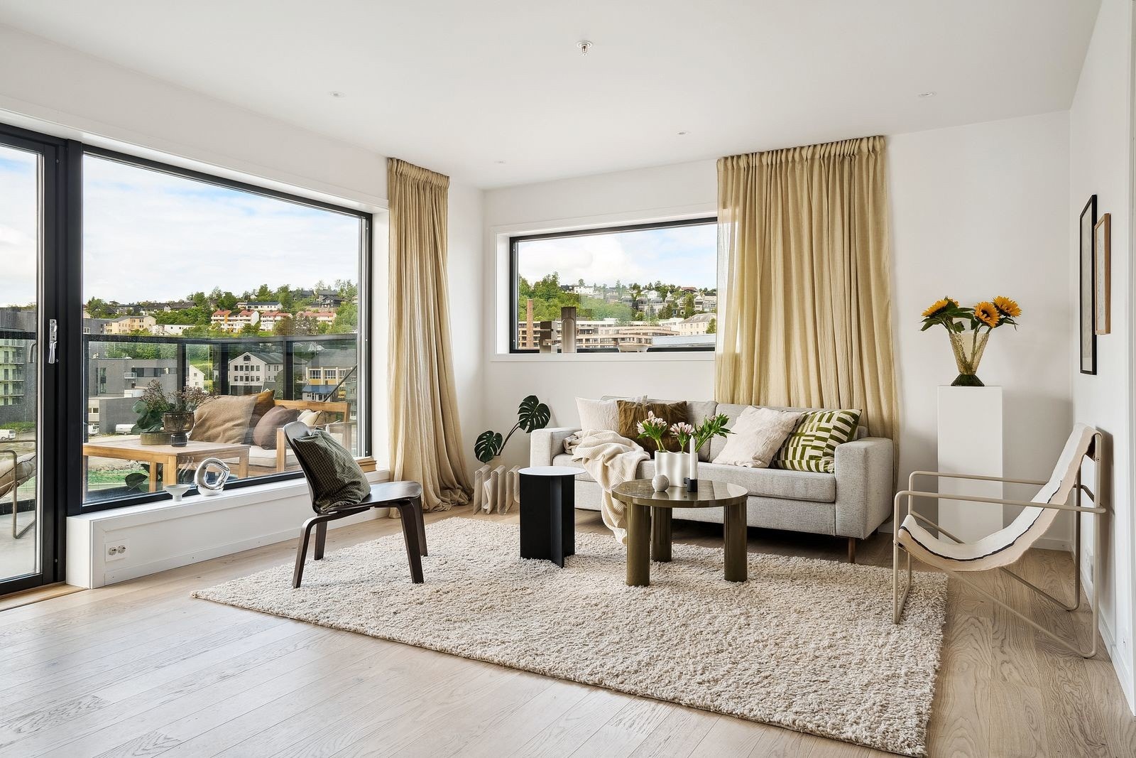 Fra stua går du ut til stor og overbygget veranda Galleribilde