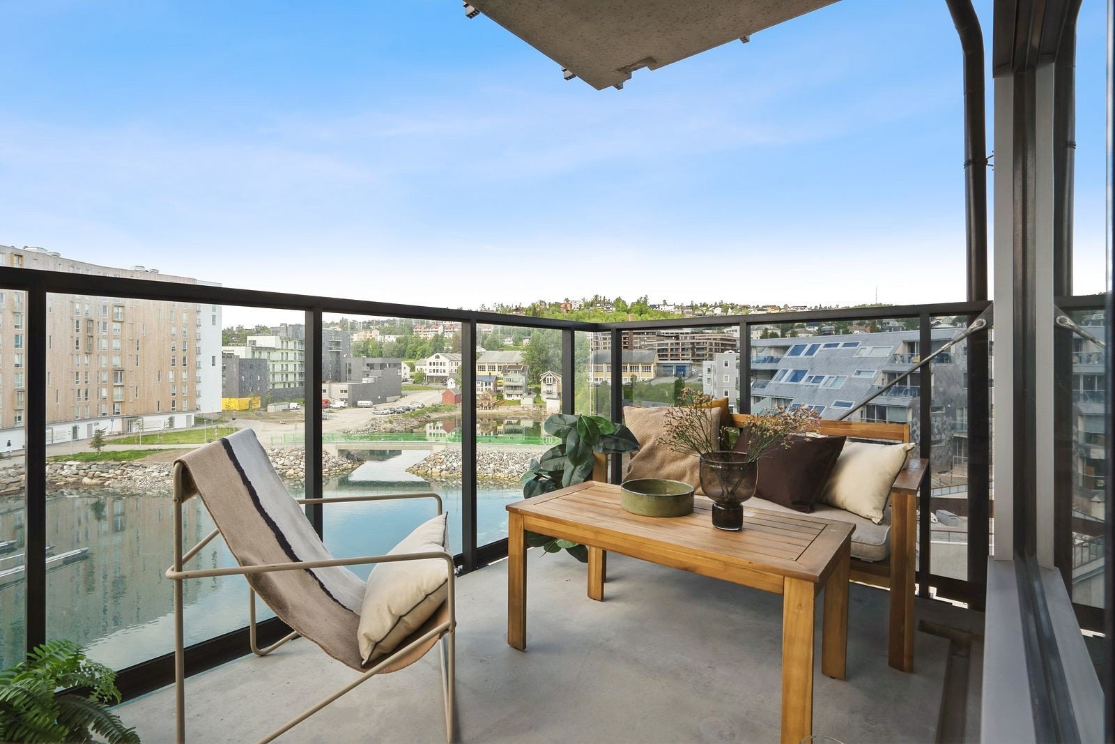 Her nytes utsikt over nærområdet, opp mot Tromsøya, mot fastlandet og ut mot Balsfjorden Galleribilde