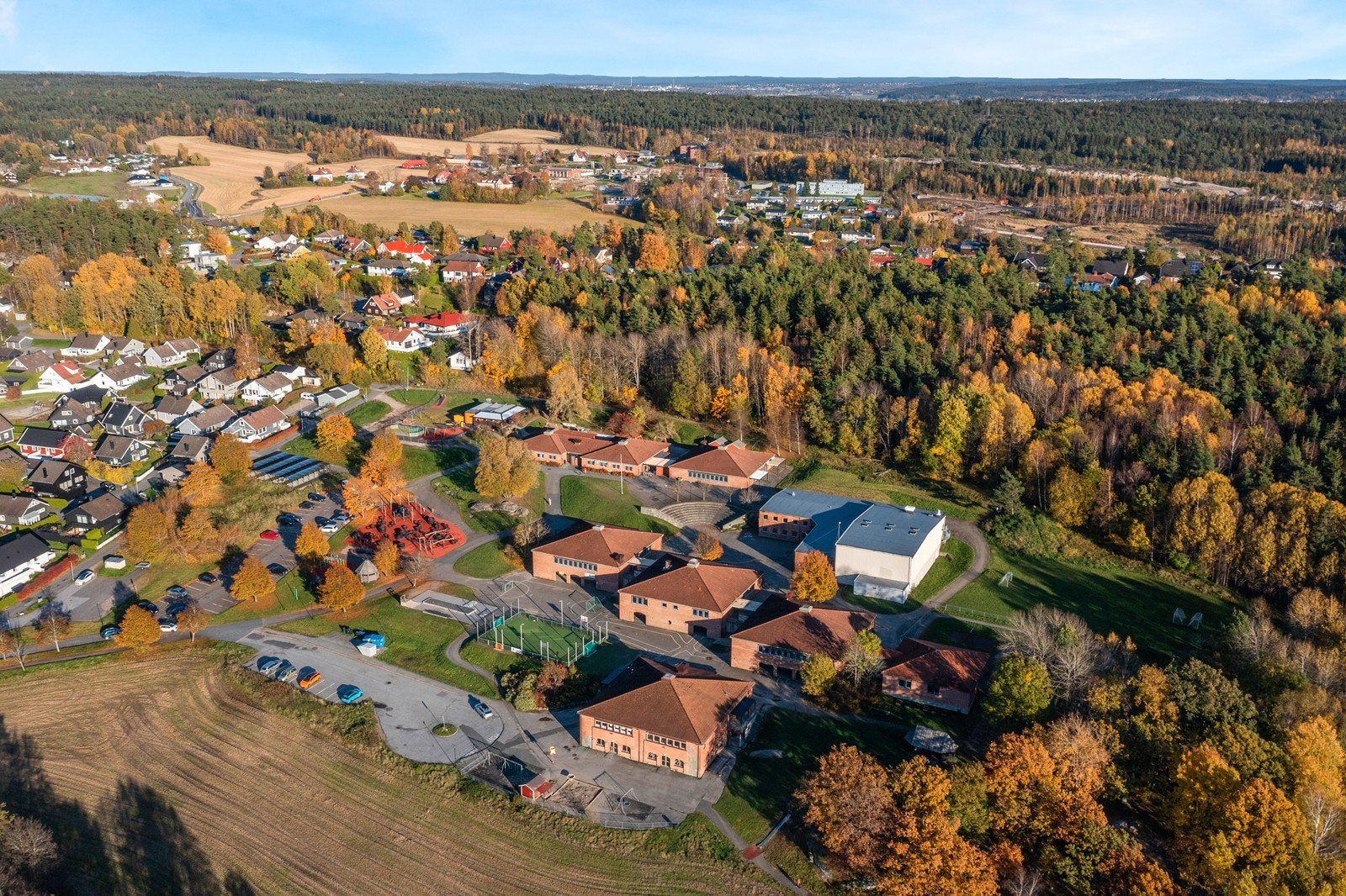 Ambjørnørd Skole ligger like ved boligen. Galleribilde