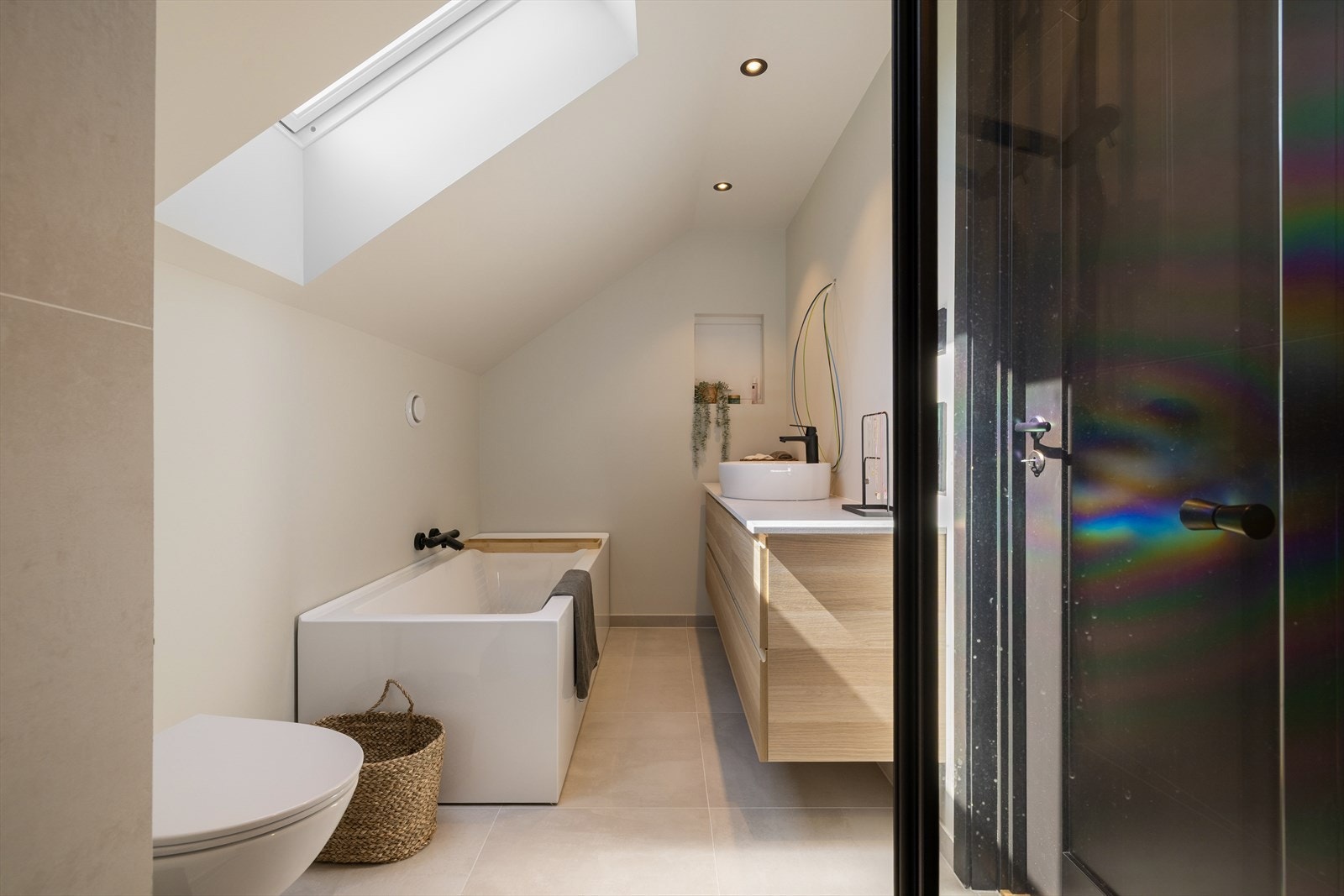 Rommet har innredning med servant, veggmontert toalett, badekar og dusjvegger m/dusjgarnityr. Badet har mekanisk avtrekk. Galleribilde