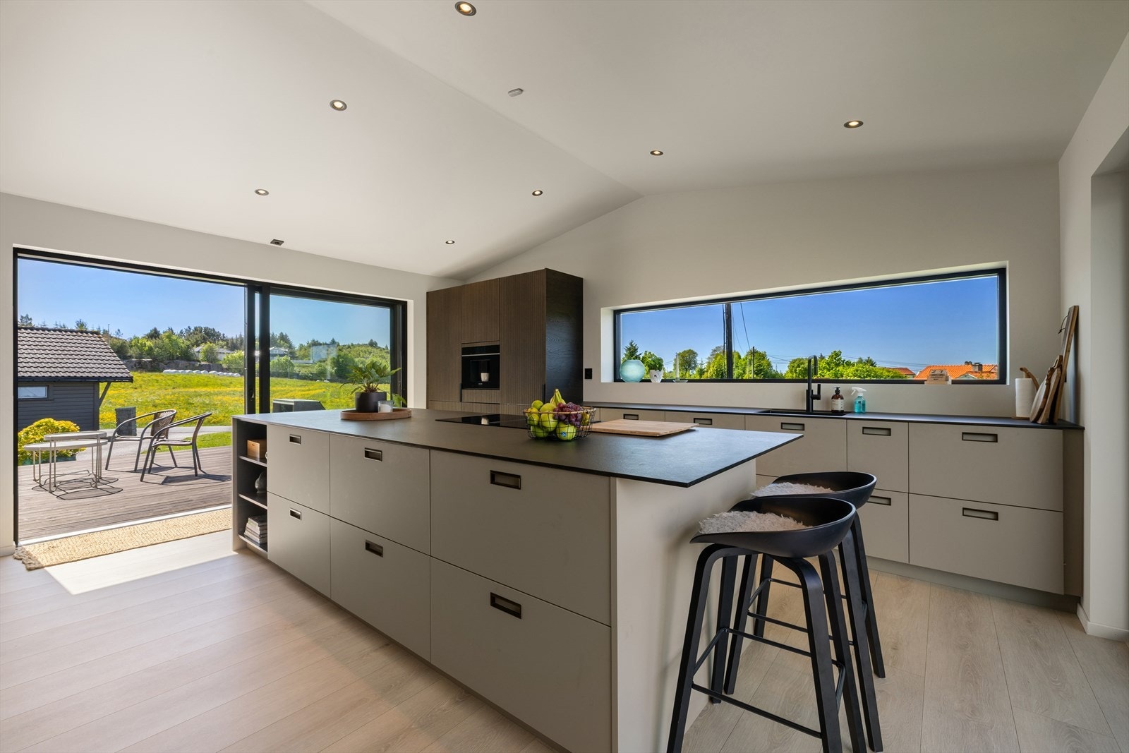 Kjøkkenet har åpen løsning mot stuen. Galleribilde