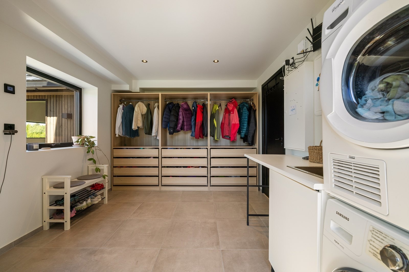 Vaskerommet ligger i hovedetasjen og har praktisk egen inngang. Vaskerommet har gulvvarme. Galleribilde