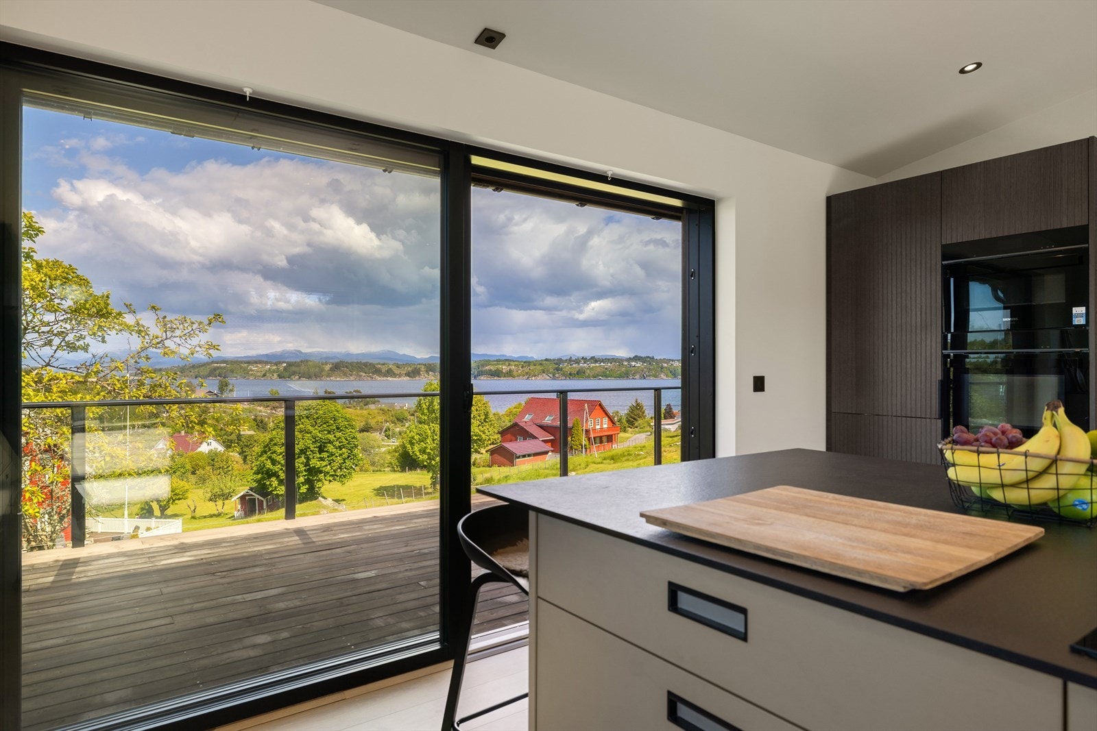 Her kan man kokkelere mens man følger med på båter som seiler forbi. Galleribilde