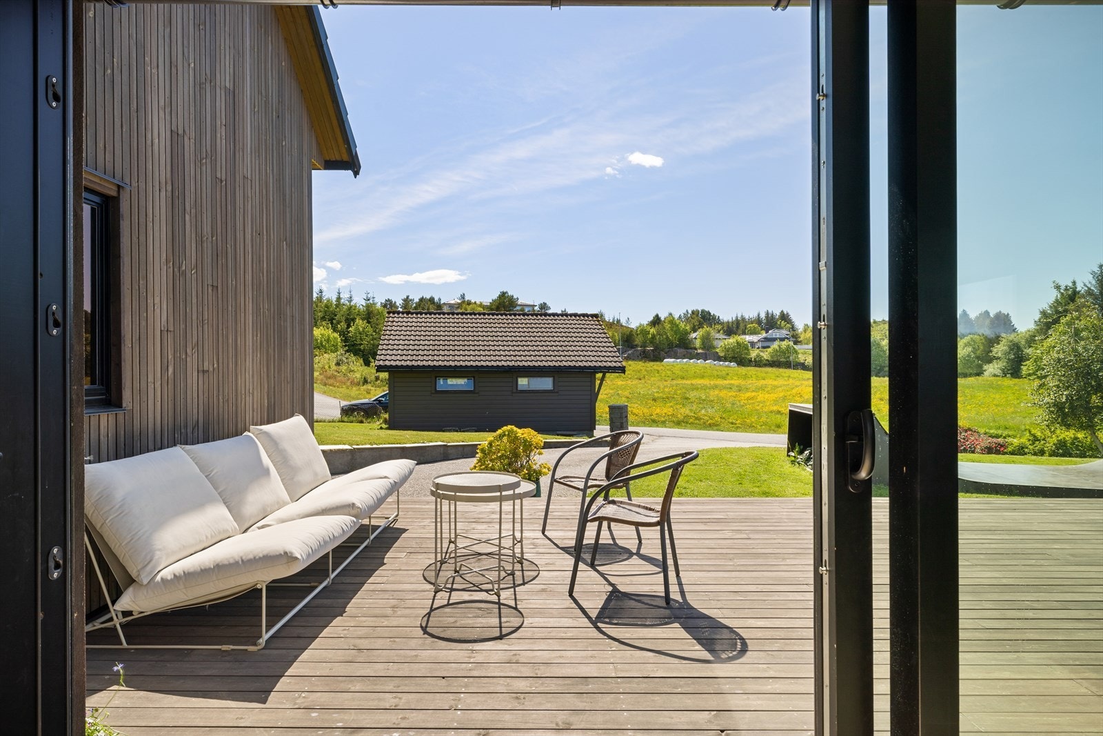 Fra kjøkkenet er det tilkomst til altan/terrasse på begge sider av huset. Galleribilde