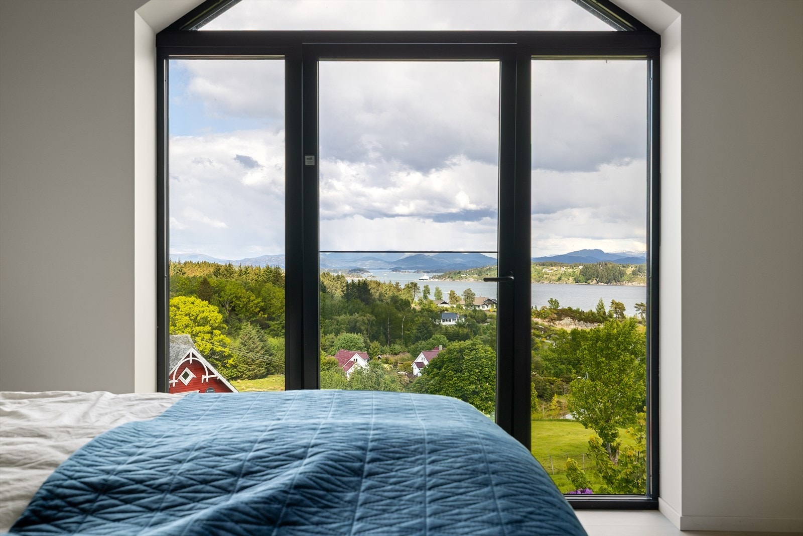Hovedsoverommet har store, høye vinduer med fantastisk sjøutsikt. Galleribilde