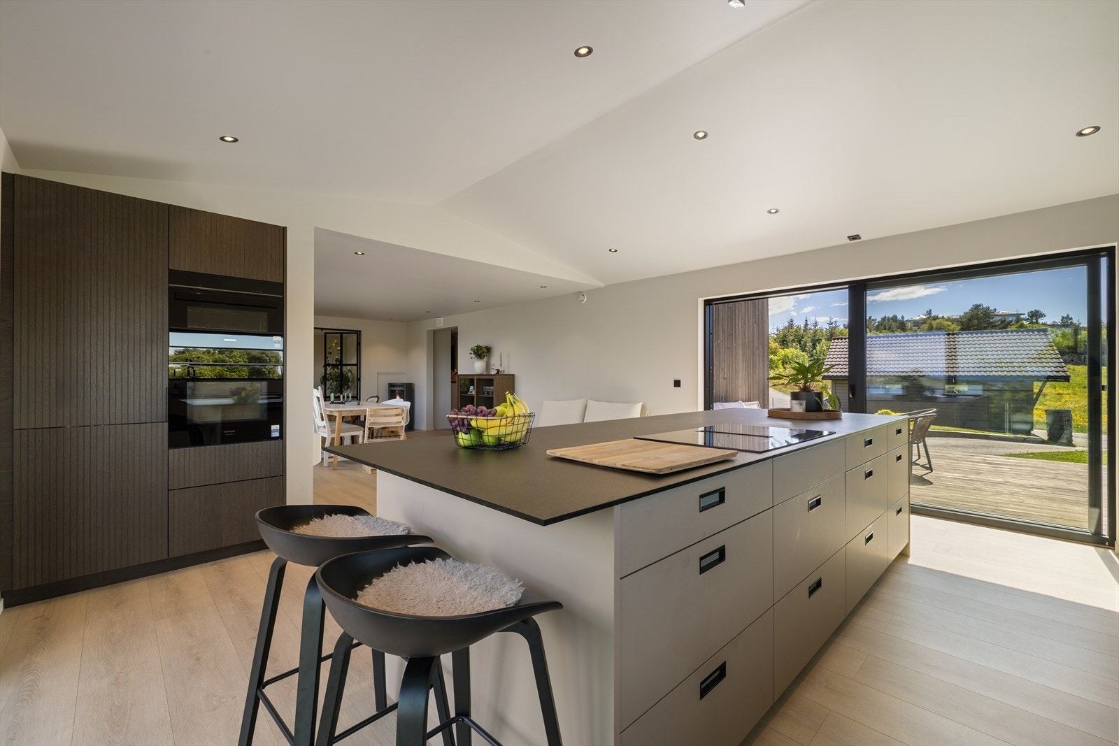 Kjøkkenet er utstyrt med kjøl/fryseskap, oppvaskmaskin, stekeovn, microovn, platetopp, vannstoppsystem og komfyrvakt. Galleribilde