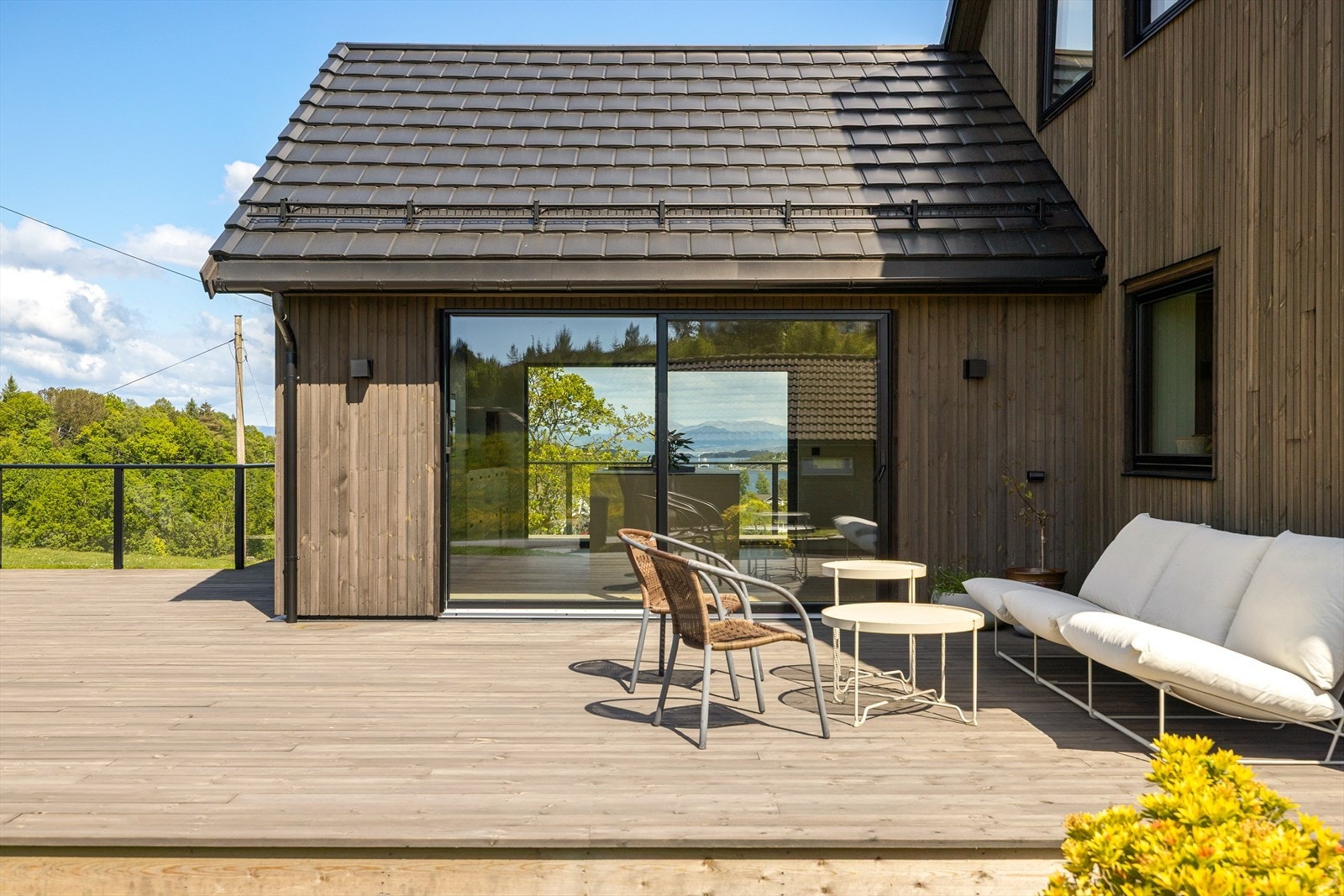 Altanen/terrassen måler hele 110 kvm og strekker seg rundt nordsiden på huset. Galleribilde