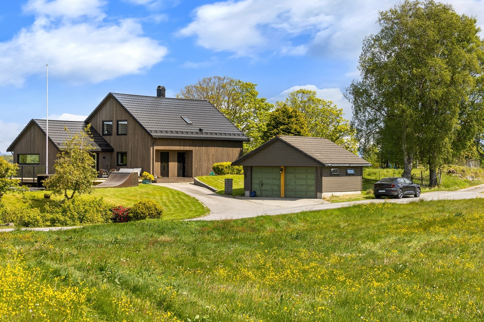 Fra huset ca. 7min m/bil til Sentrumsbygg m/dagligvarebutikken Rema 1000, Husfliden, "Gullfisken" (gullsmedbutikk) og treningssenteret "Livstilssenteret". Galleribilde