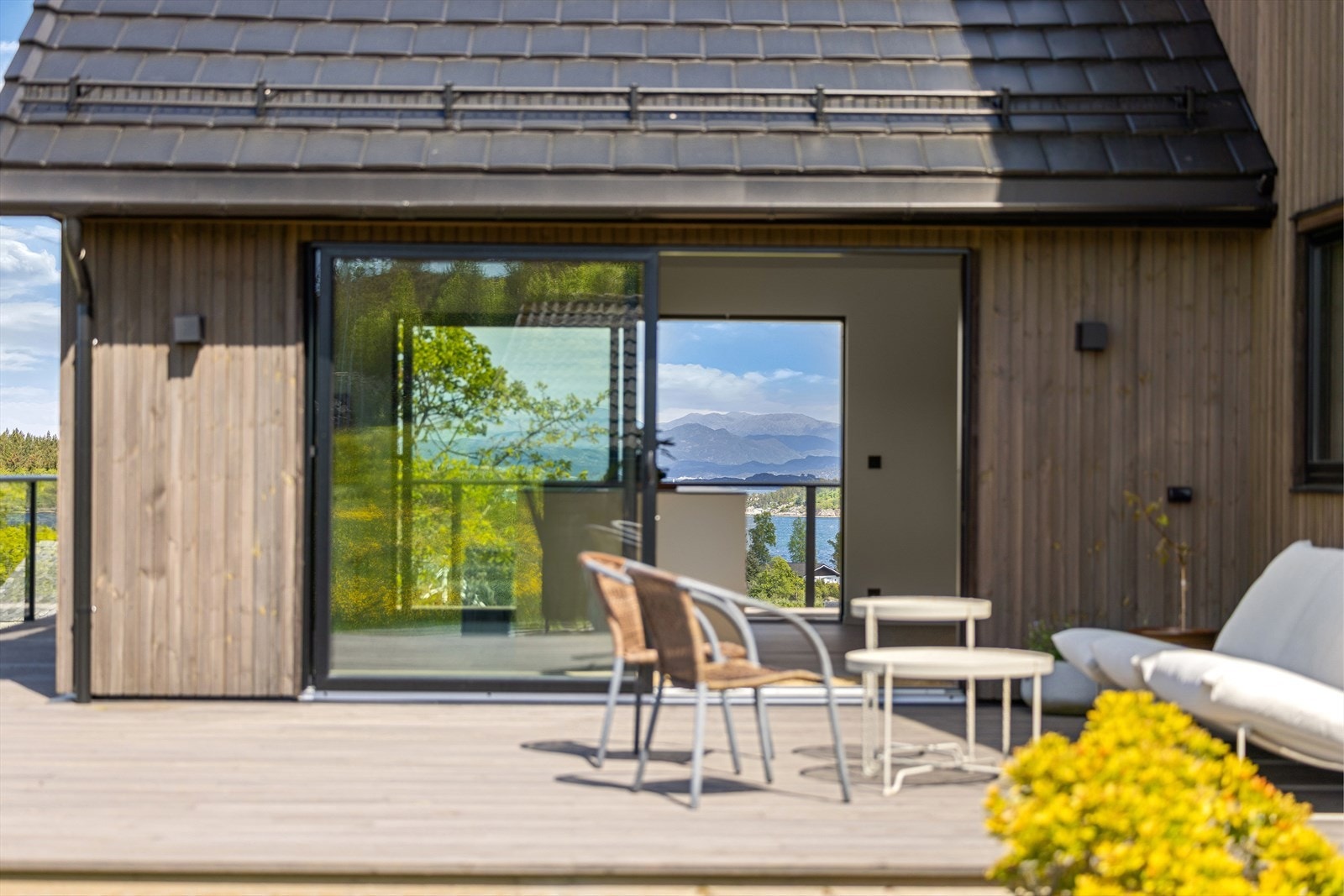 Tomten ligger høyt og fritt til, med fantastisk utsikt mot sjø. Galleribilde