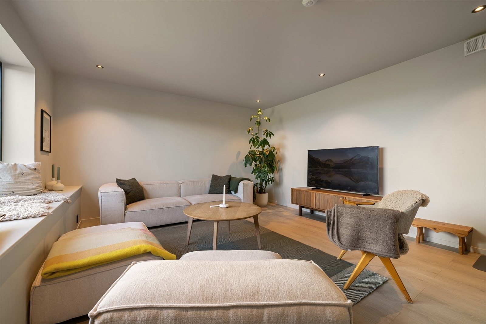 Stuen har naturlig soneinndeling med spisestuedel i tilknytning til kjøkkenet, og TV-stue adskilt fra stuen med glassdører. Galleribilde