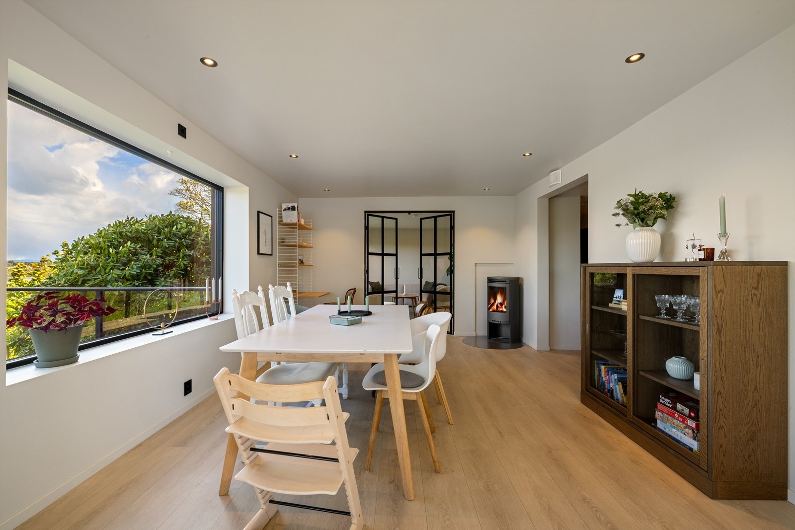 Alle rom i hoved- og loftetasjen pusset opp mellom 2022 og 2024, og innehar idag eksklusive og påkostede kvaliteter. Galleribilde