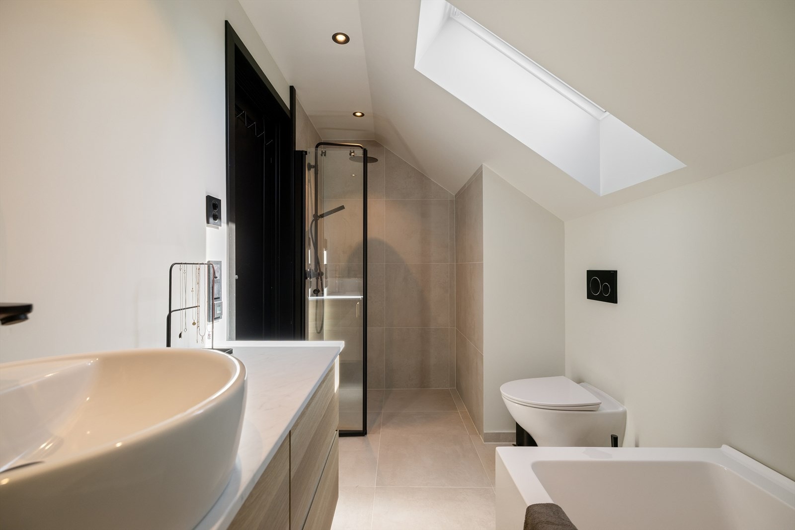 Badet i loftsetasjen har varme i gulvet som er belagt med fliser på gulv og i dusjsonen. Galleribilde