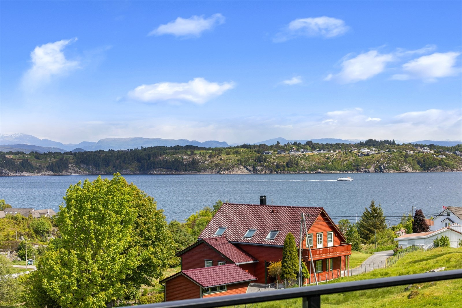 Huset har en høy & fri plassering, med upåklagelig utsikt mot nærområde, sjø og fjell. Galleribilde