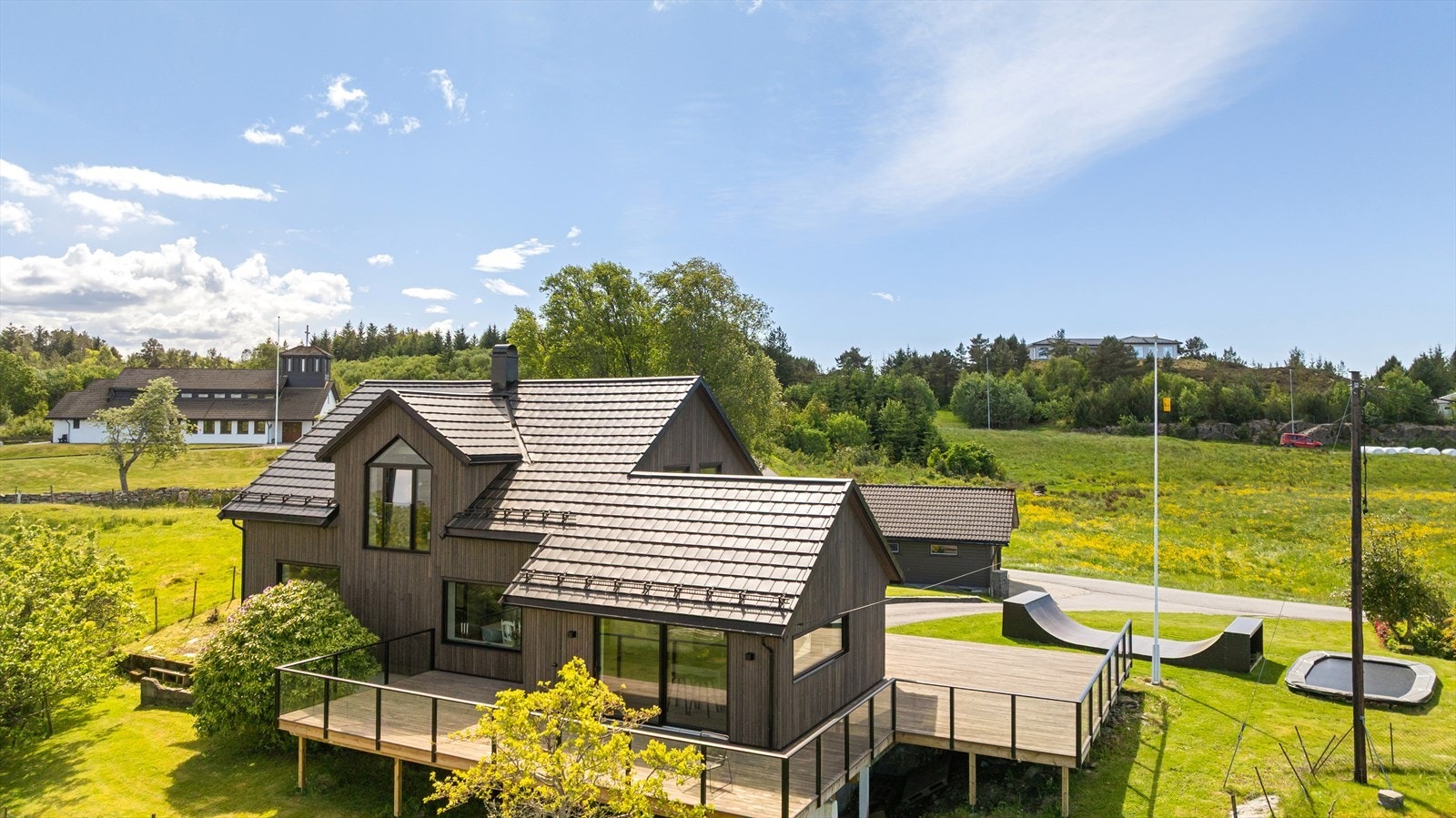 Rett over veien fra Sentrumsbygg ligger Storebø Barneskule. Barnehagen på Prestaneset ligger ca. 5min fra huset. Galleribilde