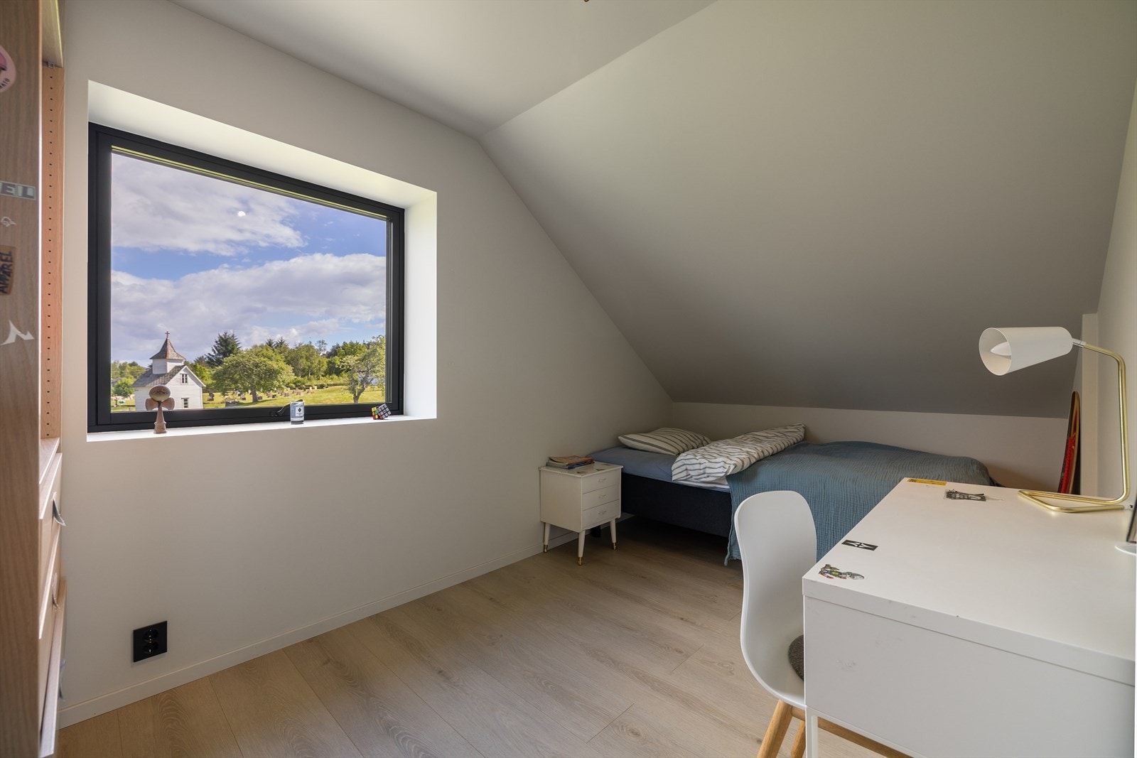 Huset har nyere balansert ventilasjonsanlegg som leverer frisk, renset luft og trekker ut brukt luft, noe som bidrar til et godt inneklima. Galleribilde