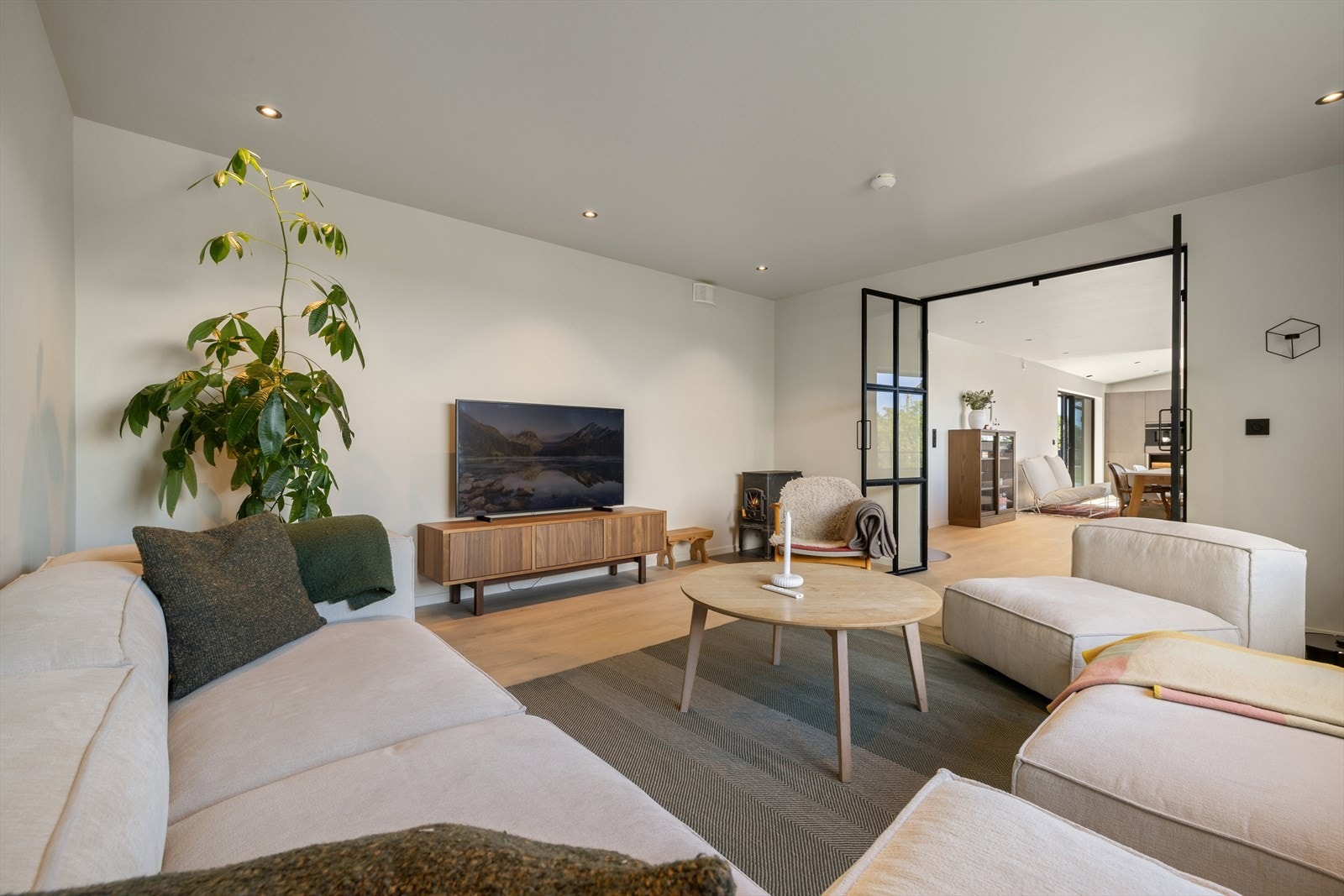 Gjennomgående moderne kvaliteter, med 1. og 2.etasje totaloppusset de siste tre årene. Galleribilde